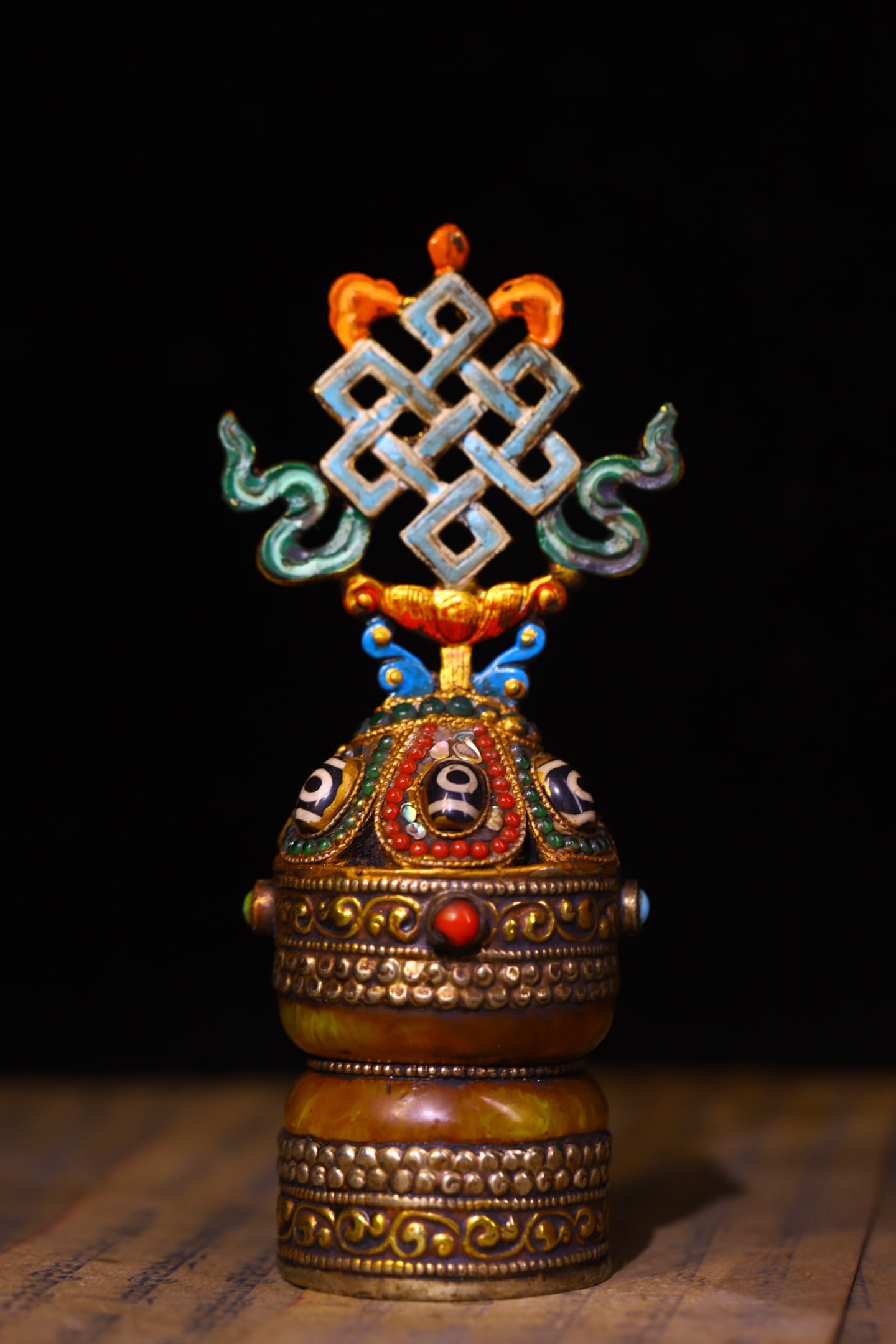 An Exquisite Amber Inlaid Gems Dzi Bead Ornament: An Exquisite Amber Inlaid Gems Dzi Bead Ornament Qing Dynasty, China Size:7.1inx3.1in Weight:410g蜜蜡嵌宝石天珠法印 中国清ߣ