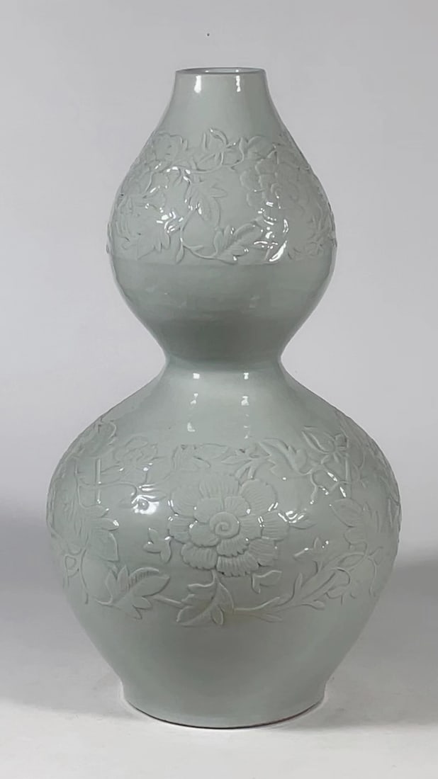An Exquisite Shufu Glazed Lotus Pattern Gourd-Shaped Vase: An Exquisite Shufu Glazed Lotus Pattern Gourd-Shaped Vase Yuan Dynasty, China