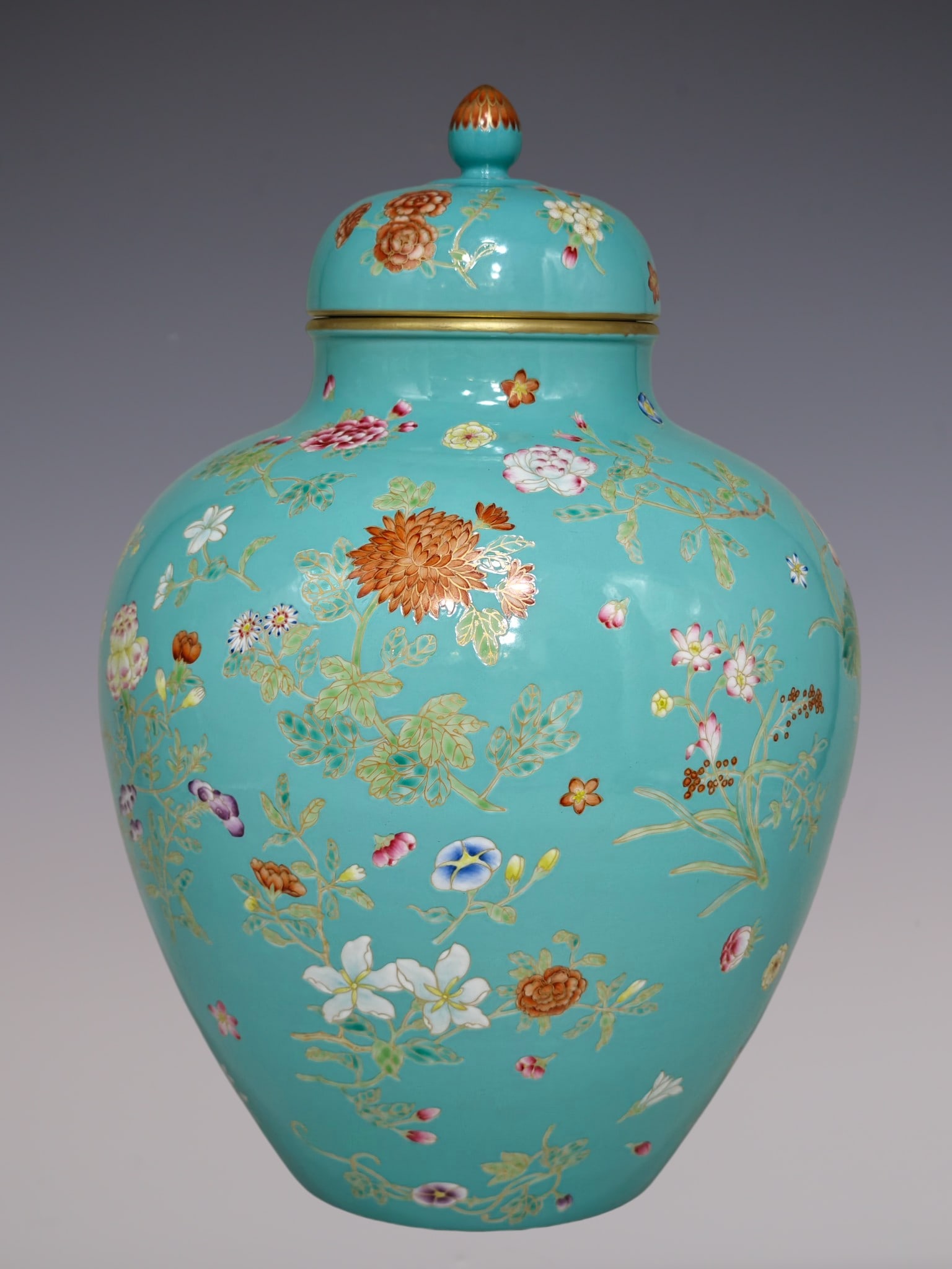 An Exquisite Enamel Flower Pattern Jar - 2