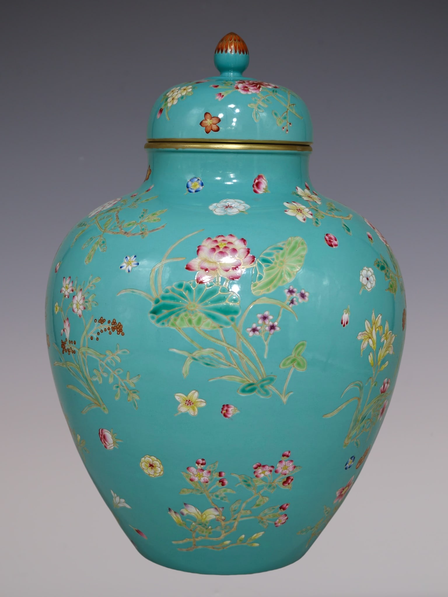 An Exquisite Enamel Flower Pattern Jar - 3