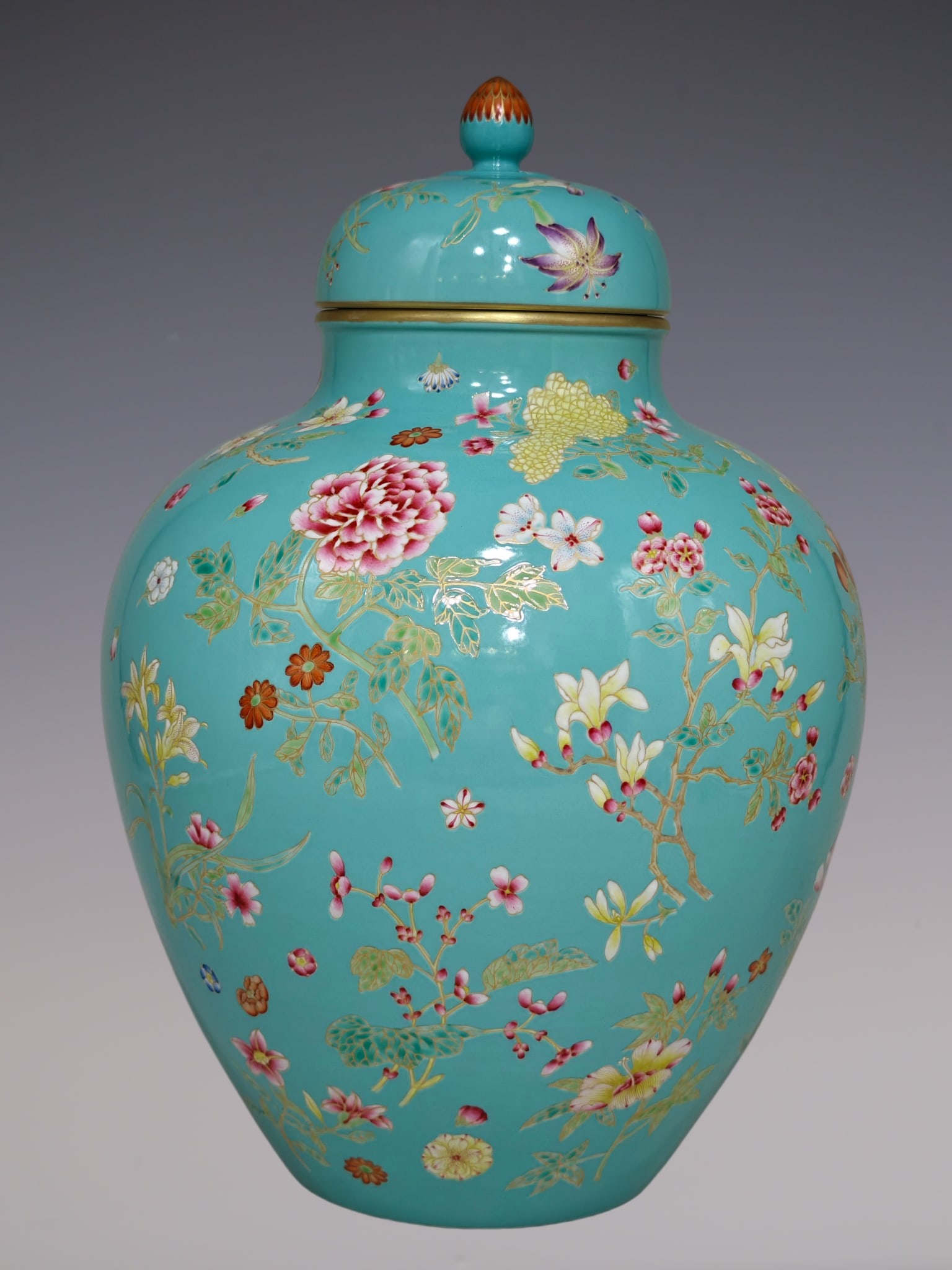 An Exquisite Enamel Flower Pattern Jar - 4