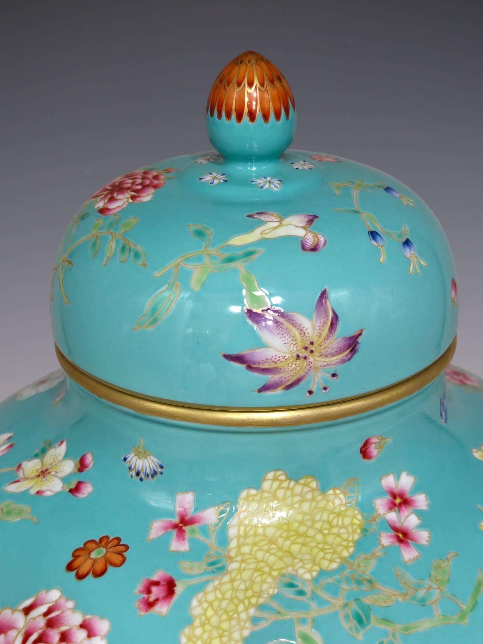 An Exquisite Enamel Flower Pattern Jar - 5