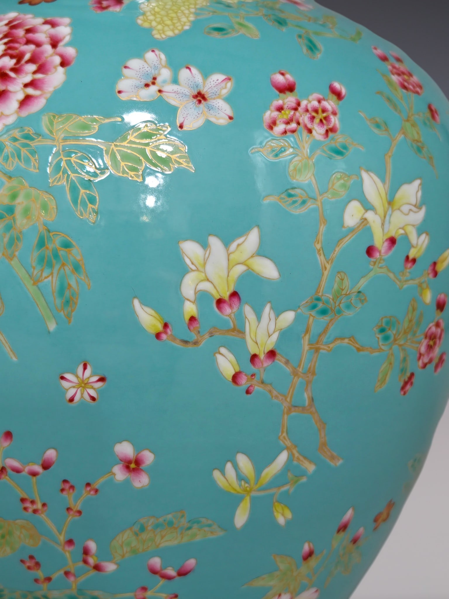 An Exquisite Enamel Flower Pattern Jar - 6