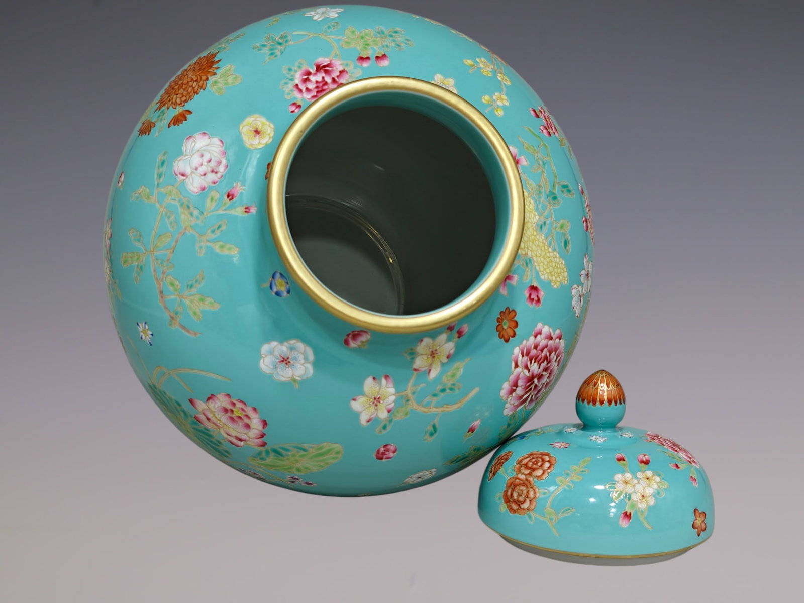 An Exquisite Enamel Flower Pattern Jar - 8