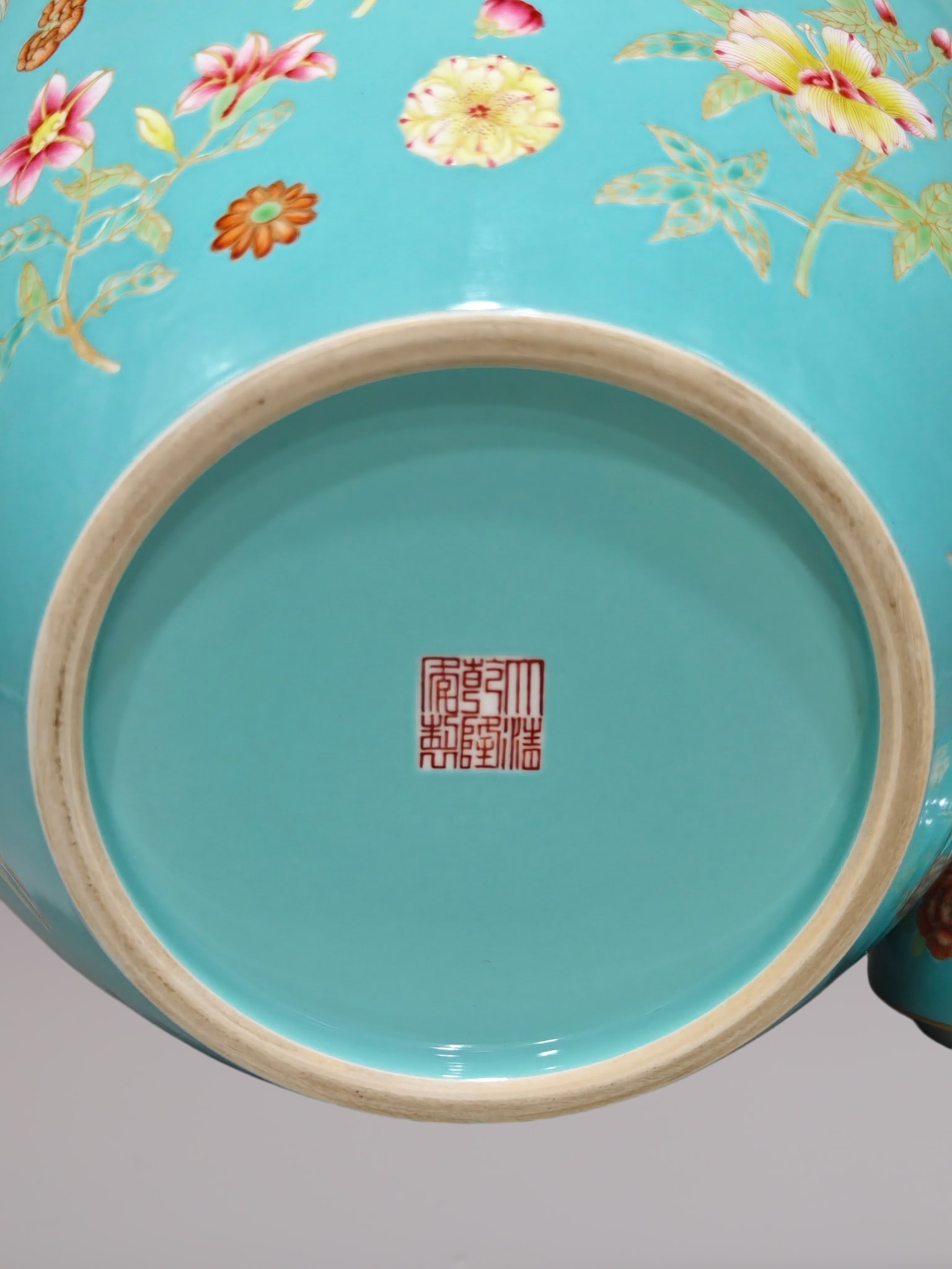 An Exquisite Enamel Flower Pattern Jar - 9