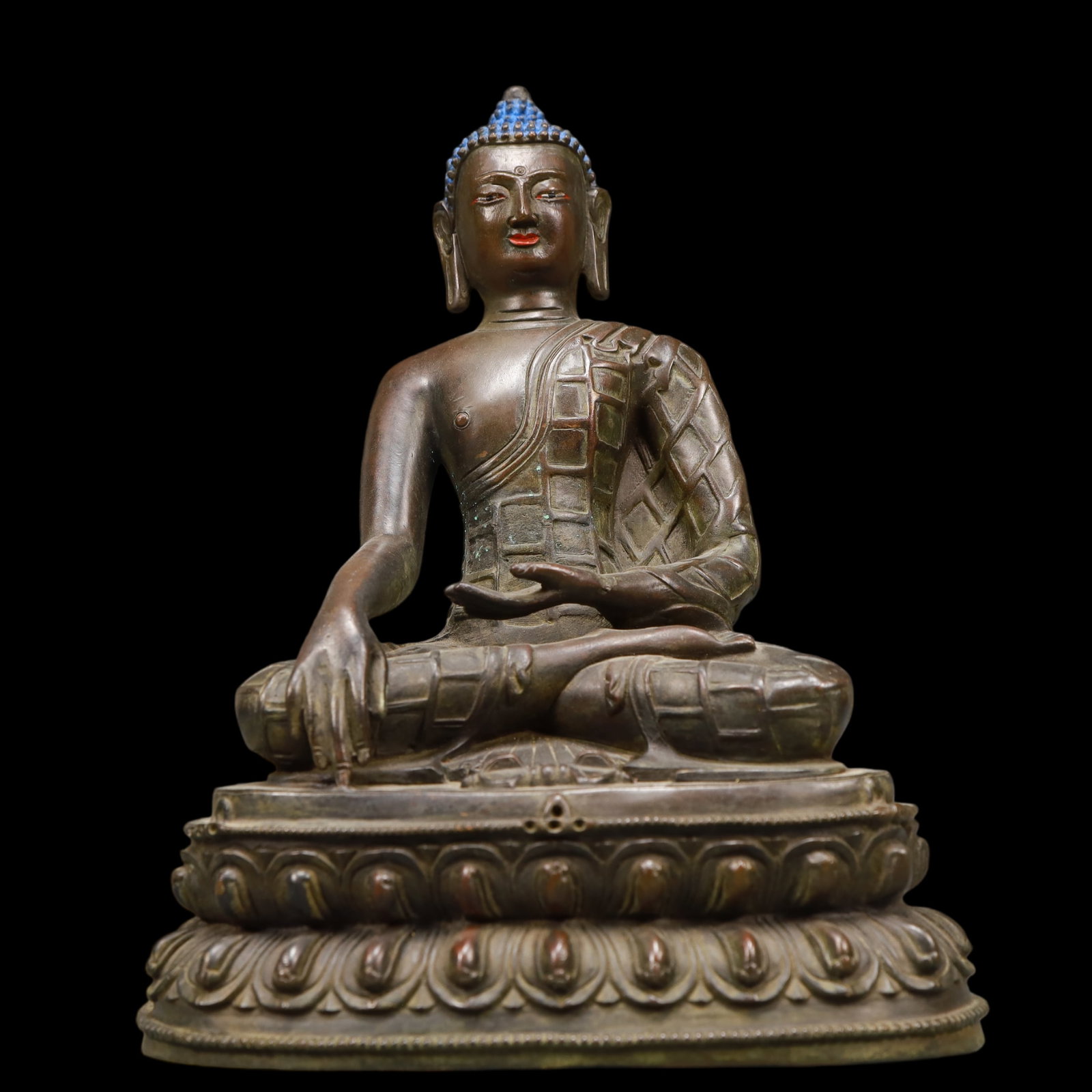 A Exquisite Coppery Statue of Sakyamuni: A Exquisite Coppery Statue of Sakyamuni Ming Dynasty, China Size:7.5inx5.1inx9.8in Weight:3250g铜释迦牟尼佛像 中国明代