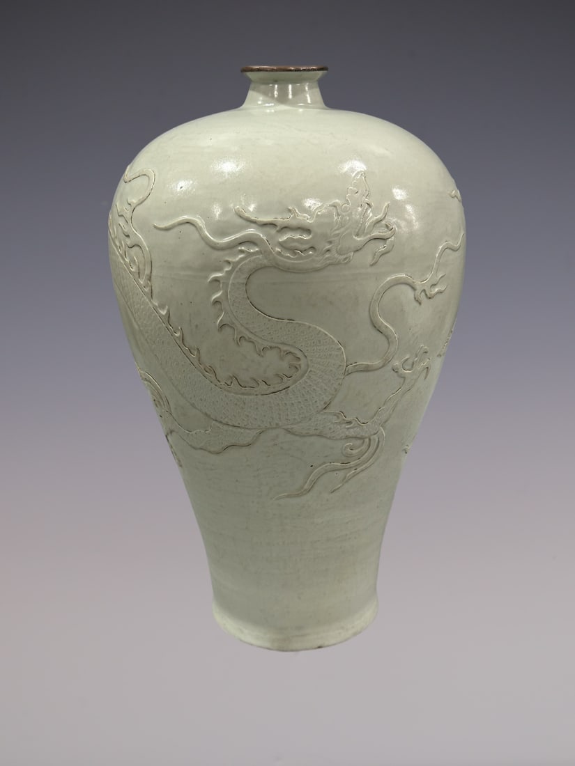 An Exquisite Shufu Glazed Dragon Pattern Vase (1 of 9)