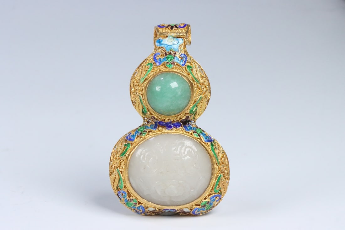 An Exquisite Gilt Silver Inlaid White Jade Gourd-Shaped Pendant: An Exquisite Gilt Silver Inlaid White Jade Gourd-Shaped Pendant Qing Dynasty, China Size:3.5inx2inx0.7in