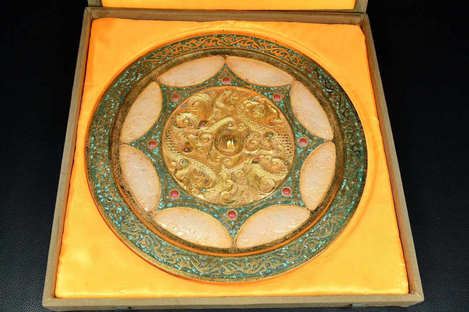 An Exquisite Gilt Bronze Inlaid White Jade Round Mirror: An Exquisite Gilt Bronze Inlaid White Jade Round Mirror the Warring States period in China Diameter Size:11.4inx0.3in Weight:2185g铜鎏白玉包金铜镜 û