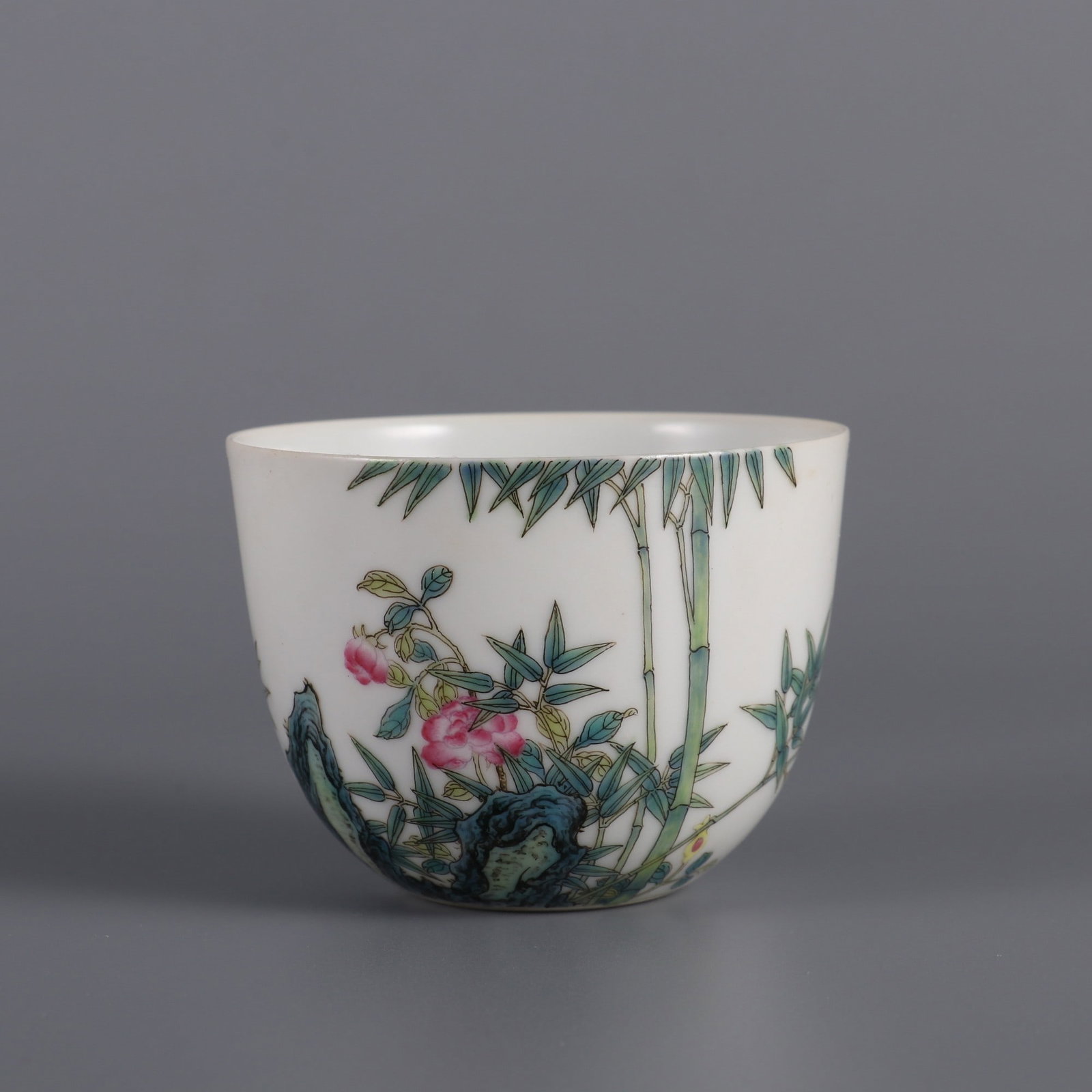 An Exquisite Enamel Bamboo Pattern with poem Cup: An Exquisite Enamel Bamboo Pattern with poem Cup Qing Dynasty, China Qianlong Four-character Mark Size:1.9inx2.6in珐琅彩竹报平安缸杯 中Þ