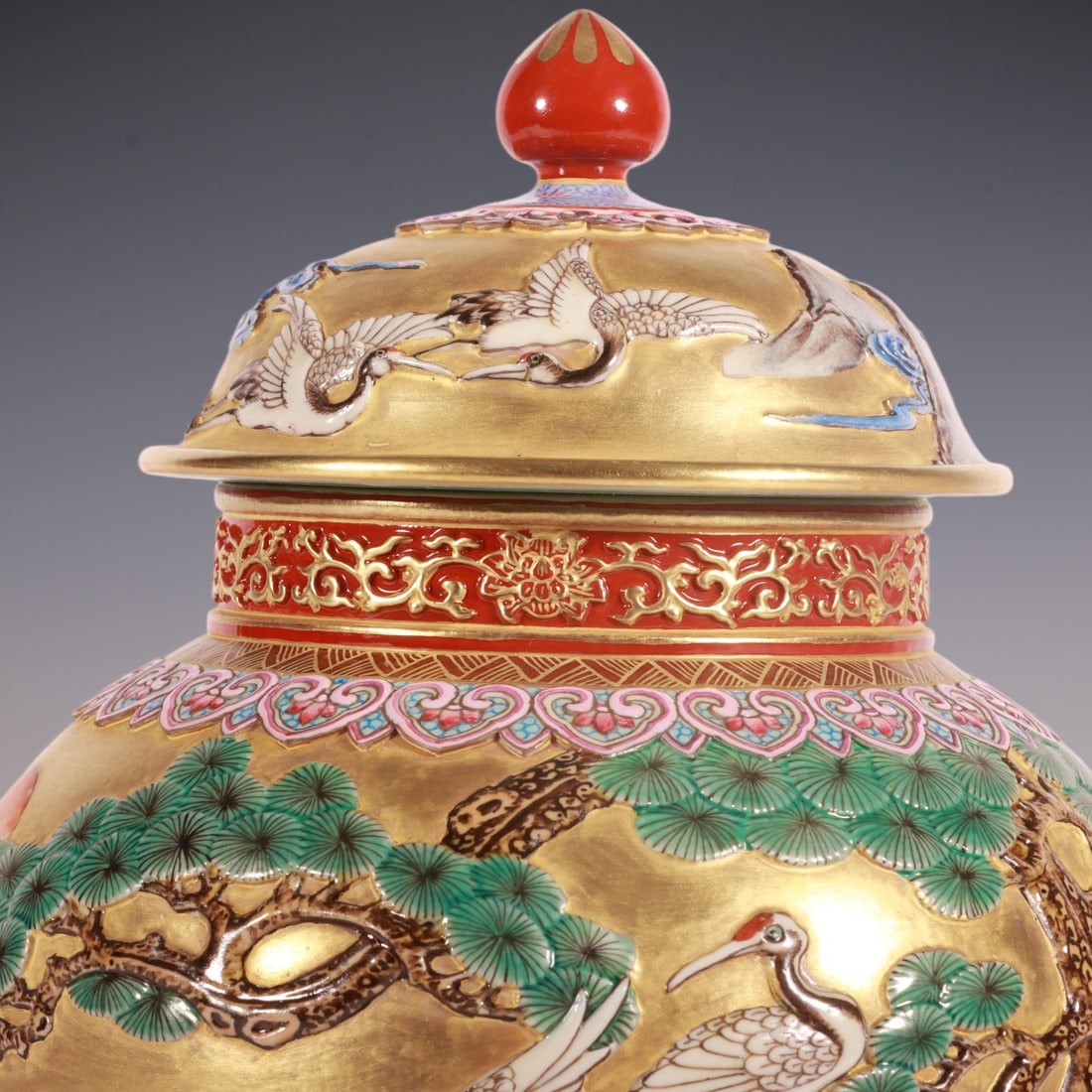 An Exquisite Enamel Pine and Crane Pattern Lotus Pattern Tea Caddy - 2