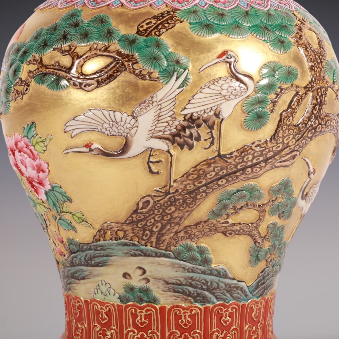 An Exquisite Enamel Pine and Crane Pattern Lotus Pattern Tea Caddy - 3