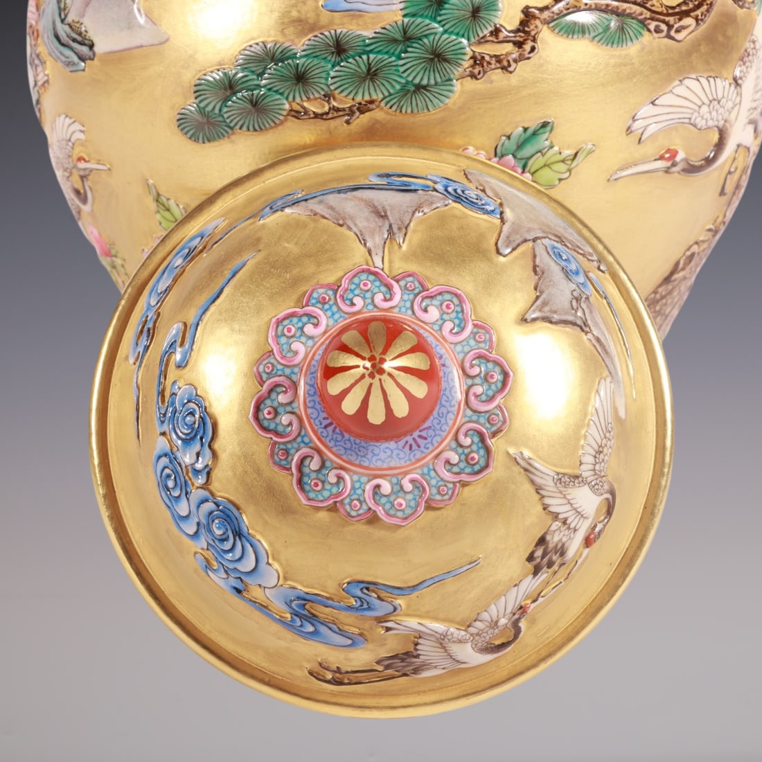 An Exquisite Enamel Pine and Crane Pattern Lotus Pattern Tea Caddy - 7