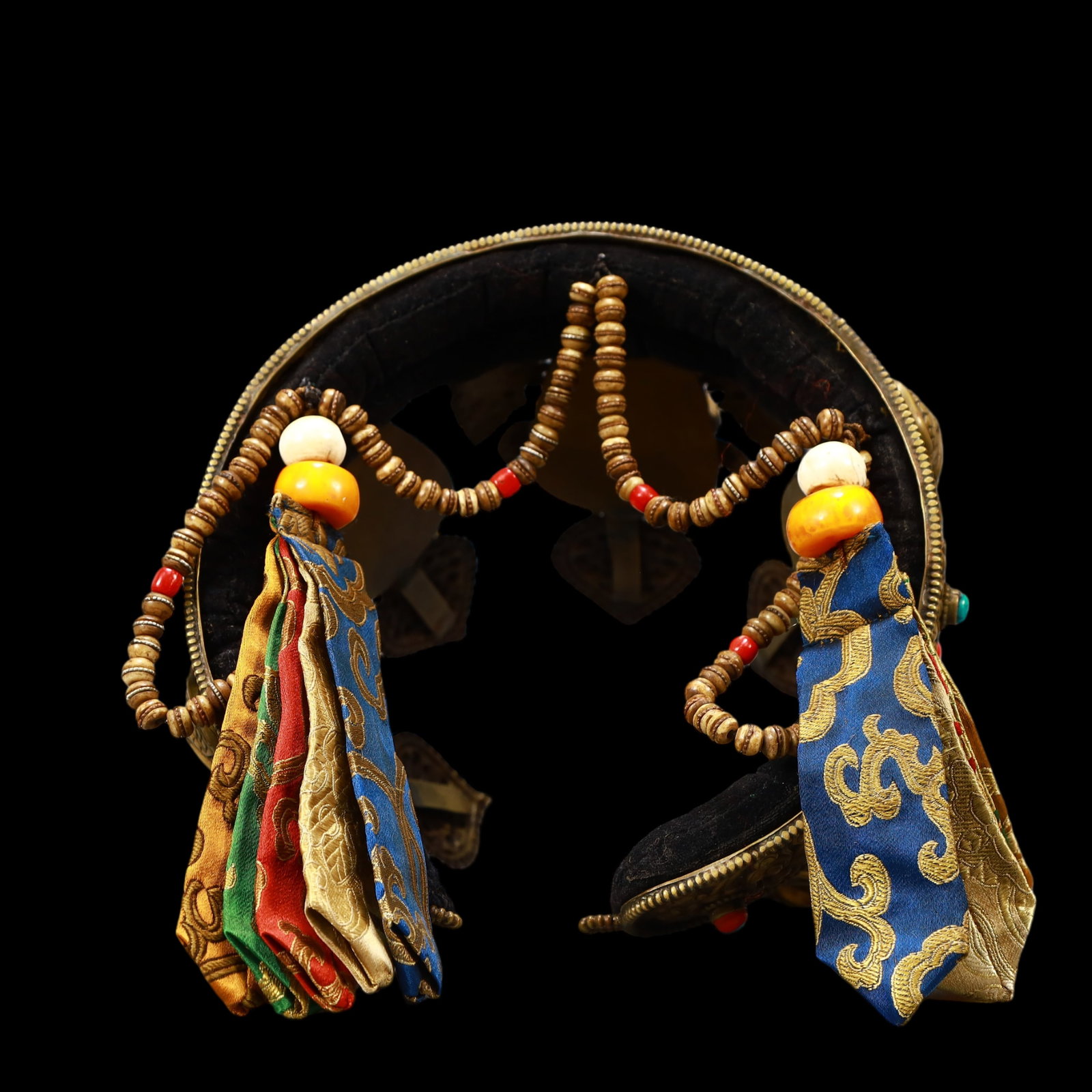 A Exquisite Gilt Bronze Inlaid Gems Hat: A Exquisite Gilt Bronze Inlaid Gems Hat Ming Dynasty, China Size:7.7inx7.3inx7.1in Weight:650g铜鎏金嵌百宝帽子 中国明代