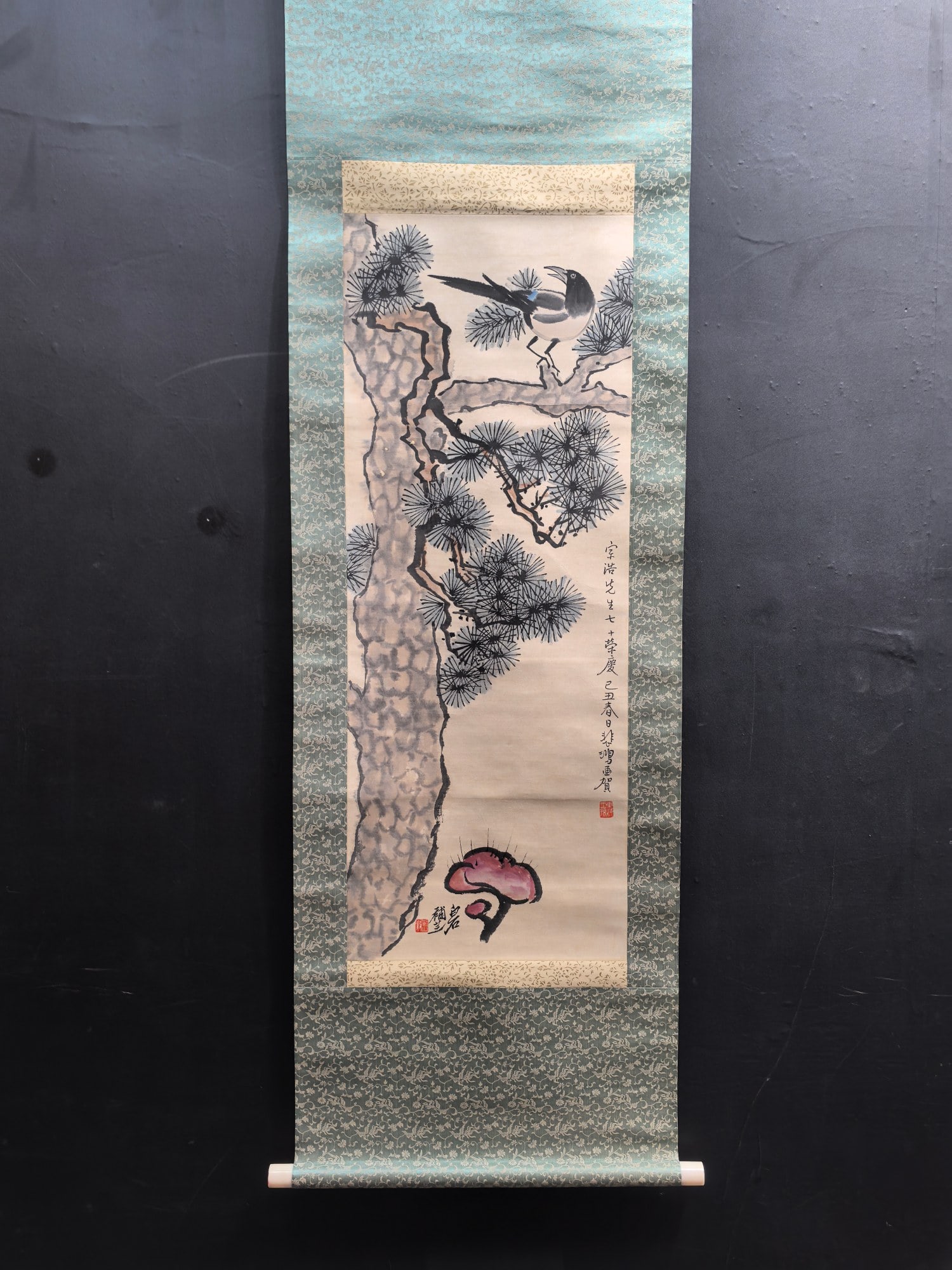 A Chinese Vertical Scroll Ink Painting of Flower and Bird on Paper: A Chinese Vertical Scroll Ink Painting of Flower and Bird on Paper Xu beihong Qi baishi Size:13.9inx36.4in徐悲鸿齐白石合制花鸟 纸Ĉ