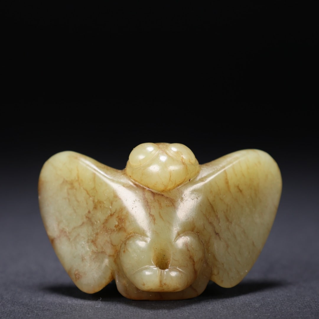 An Exquisite White Jade Ornament: An Exquisite White Jade Ornament Hong Shan Culture Size:2inx1.3inx0.9in Weight:37g白玉鸮摆件 红山文化 Size:5cmx3.2cmx2.3cm Weight:37g