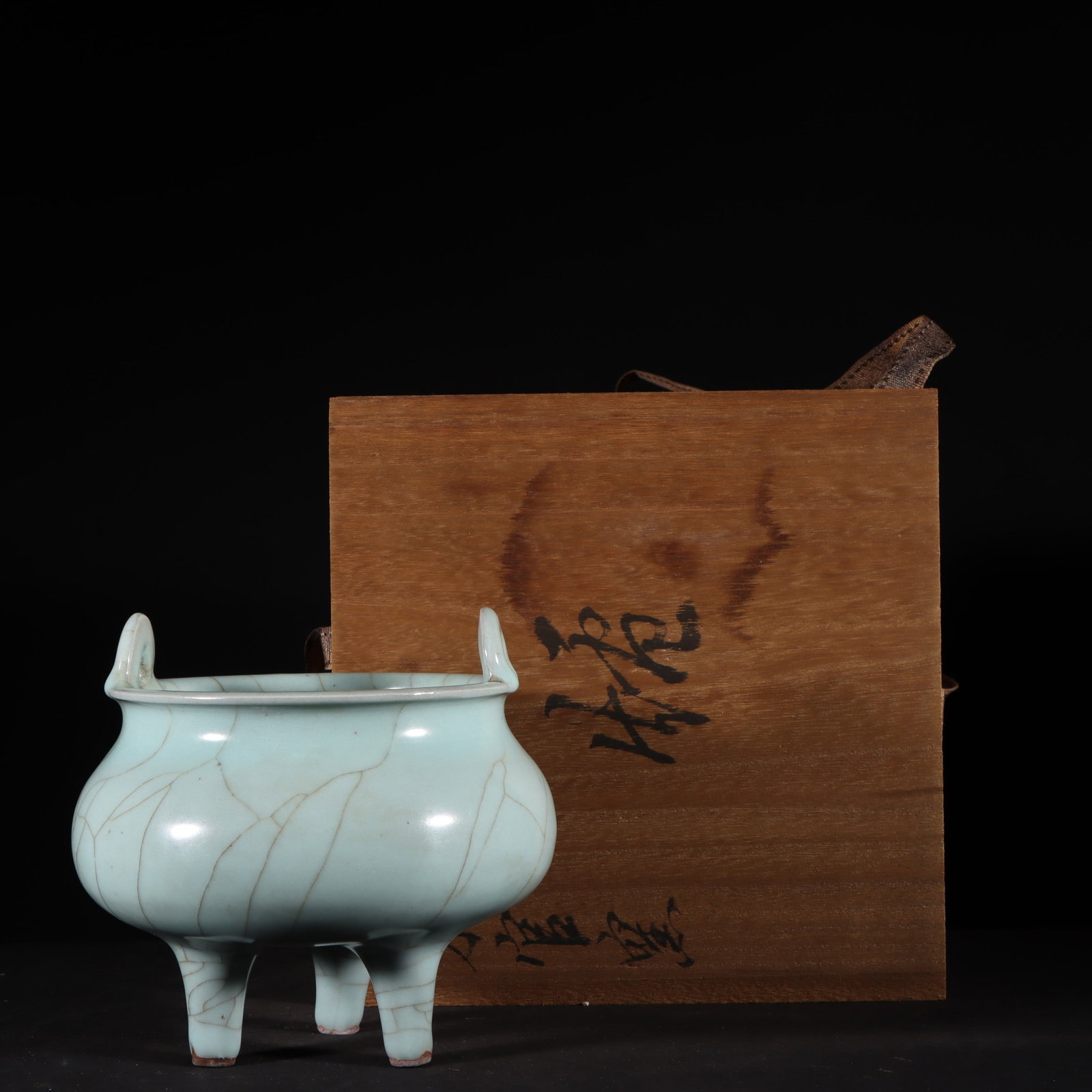 An Exquisite Guan yao Celadon Glazed Double-Ears and Tripod Censer: An Exquisite Guan yao Celadon Glazed Double-Ears and Tripod Censer Song Dynasty, China Size:5.3inx5.9in官窑粉青釉三足炉 中国宋代