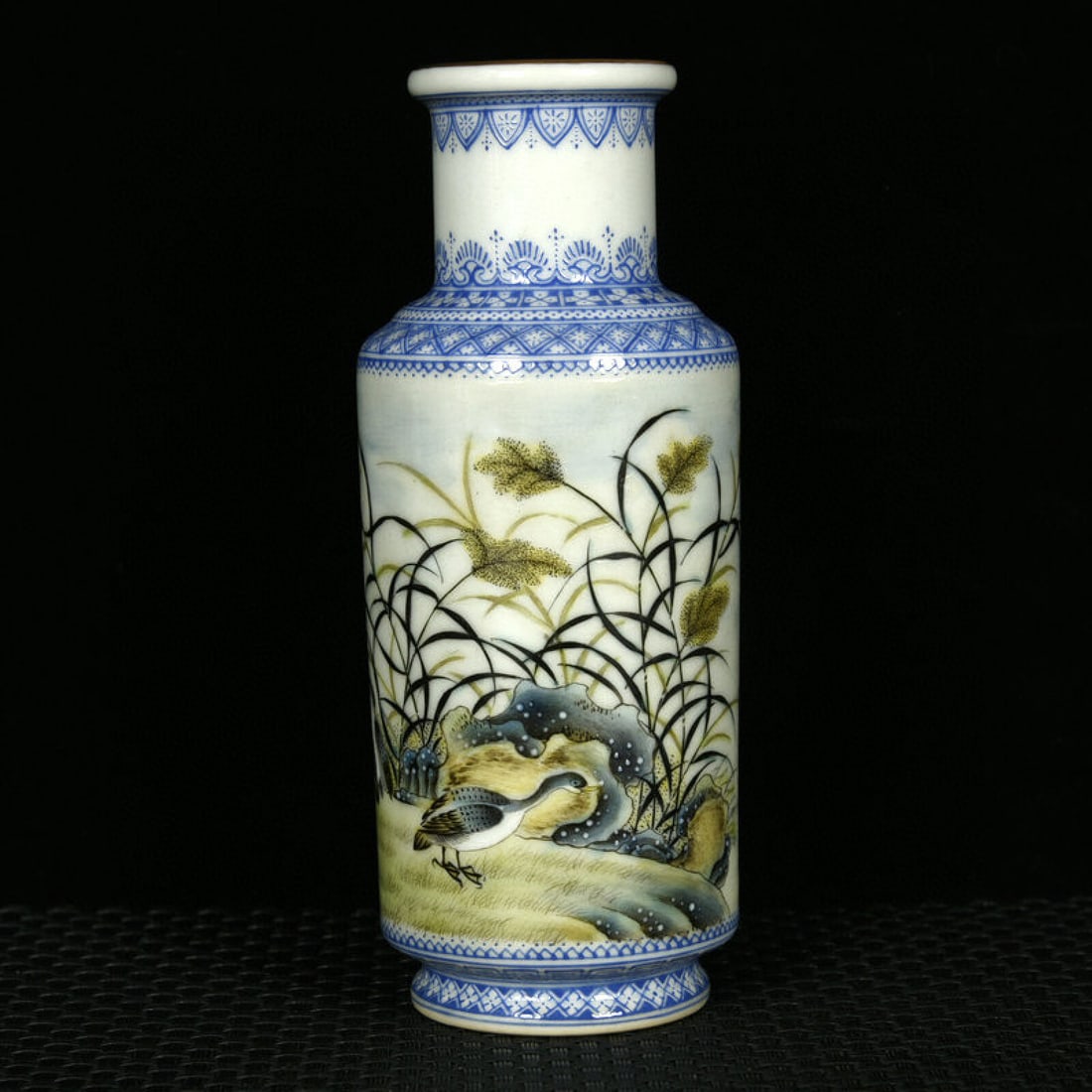 An Exquisite Enamel Painted Gold Wild Goose Pattern Vase,with poem: An Exquisite Enamel Painted Gold Wild Goose Pattern Vase,with poem,Qing Dynasty,China,Qianlong Six-character Mark,Size:5.5inx2.4in 珐琅彩描金大雁纹ī