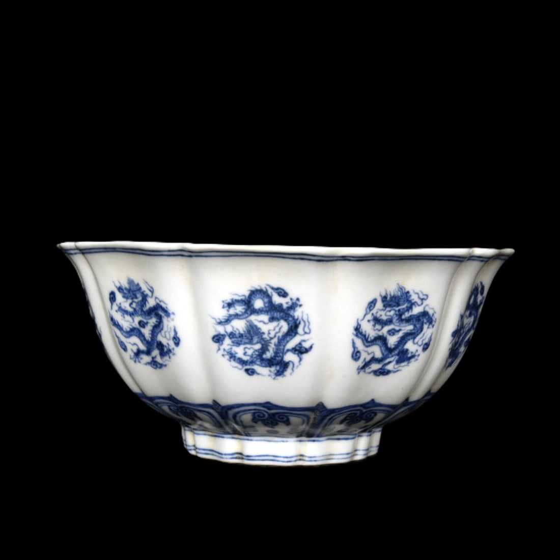 An Exquisite Blue and White Dragon Pattern Bowl: An Exquisite Blue and White Dragon Pattern Bowl,Ming Dynasty,China,Xuande Six-character Mark,Size:3.5inx7.9in 青花龙纹碗中国明代,宣德&