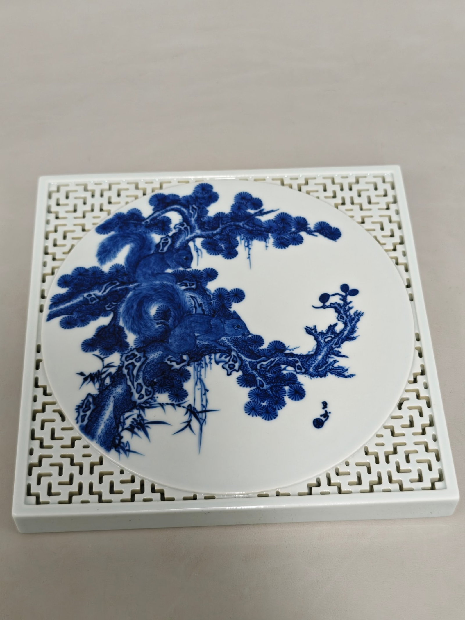 An Exquisite Blue and White Hollow Pine Pattern Base - 2