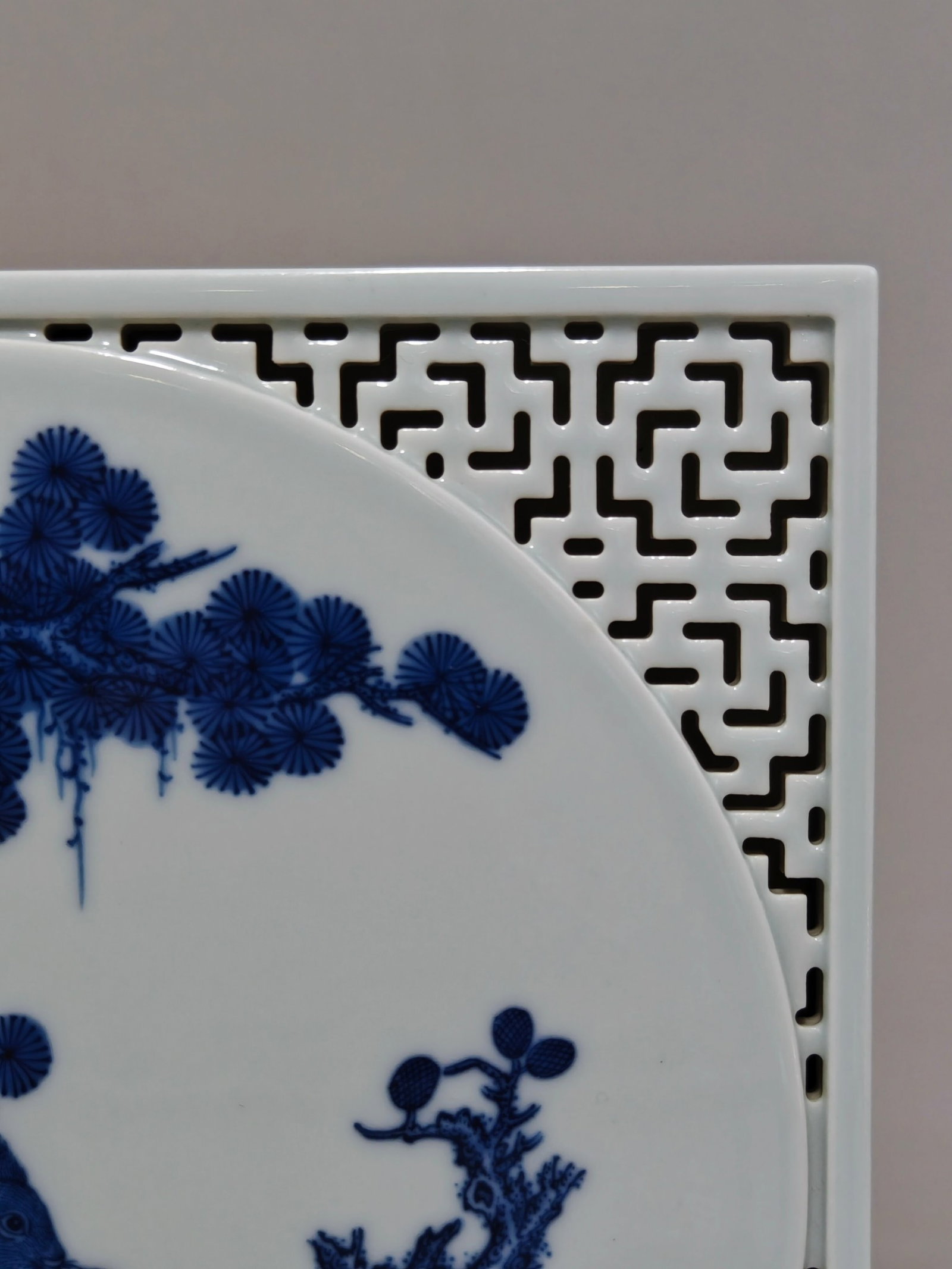An Exquisite Blue and White Hollow Pine Pattern Base - 5