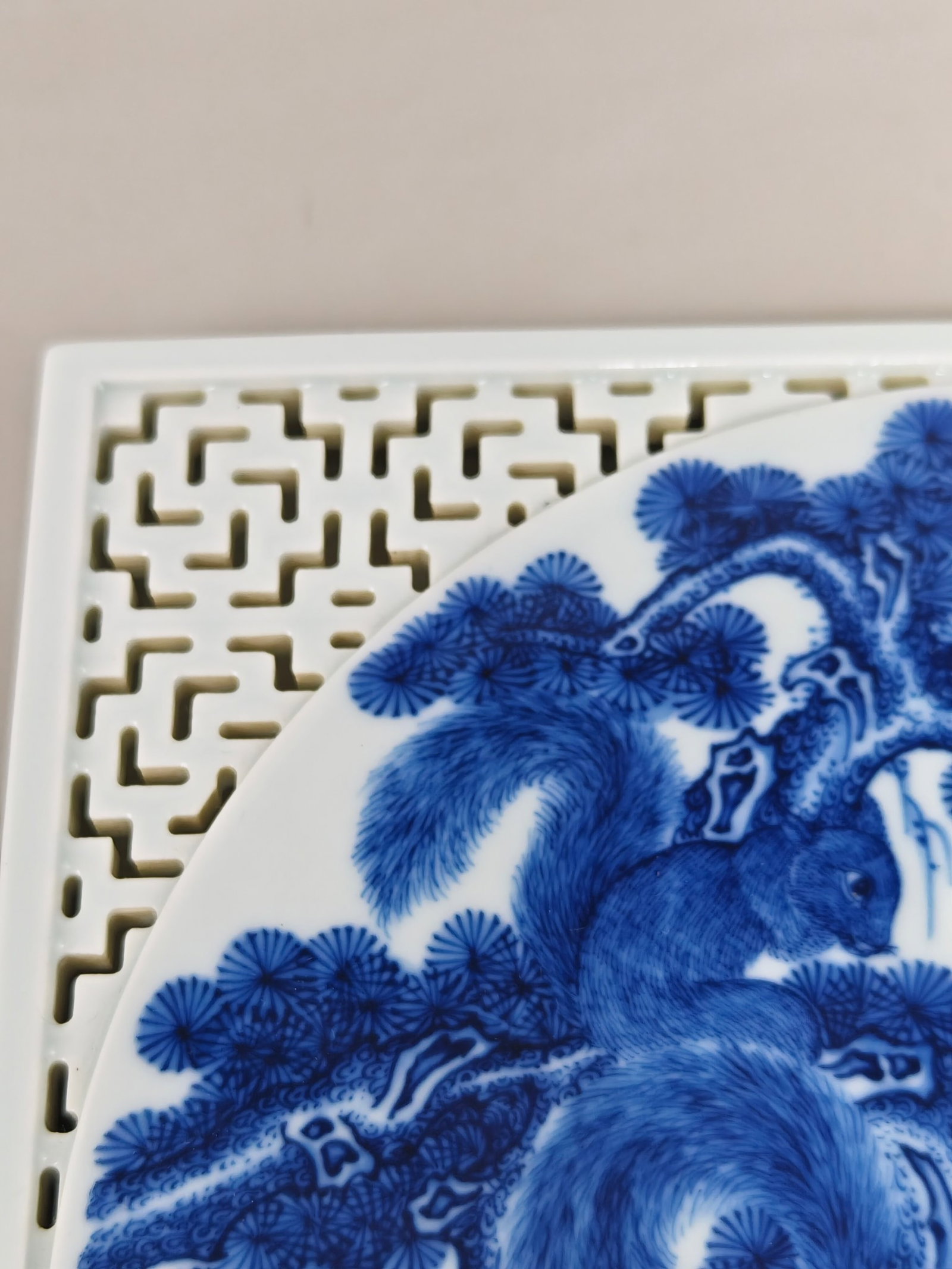 An Exquisite Blue and White Hollow Pine Pattern Base - 7