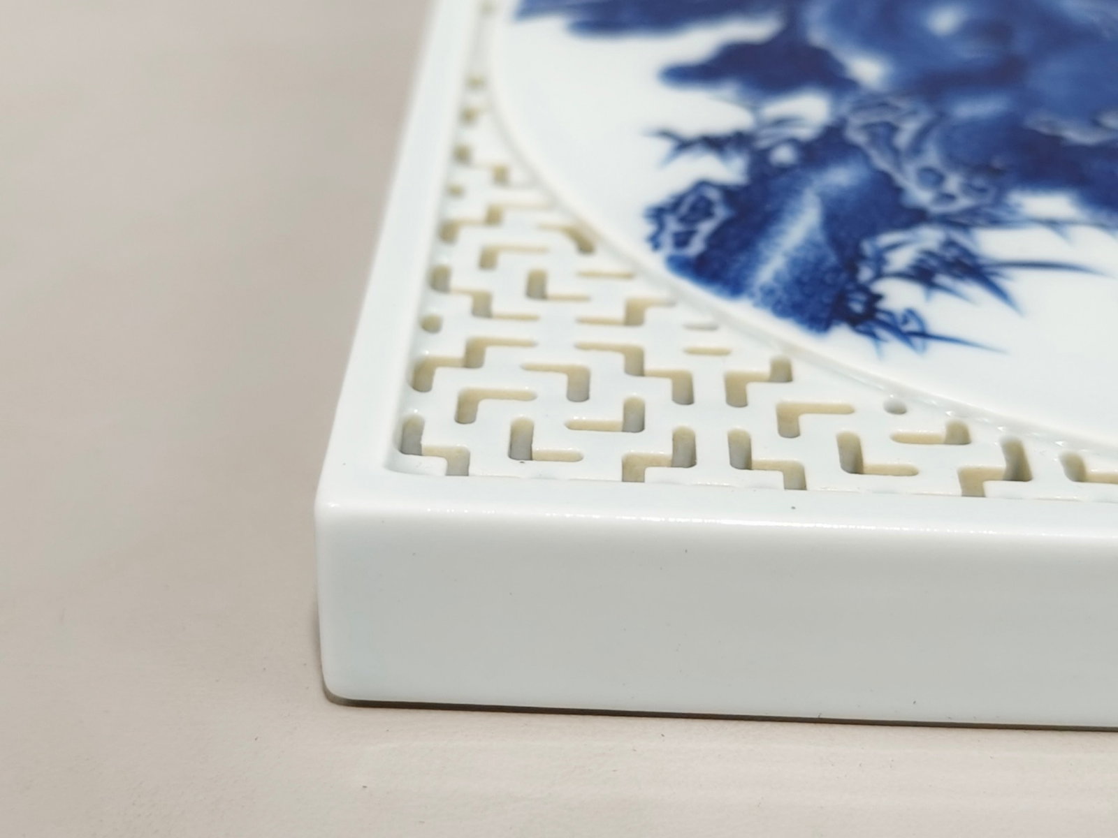 An Exquisite Blue and White Hollow Pine Pattern Base - 8
