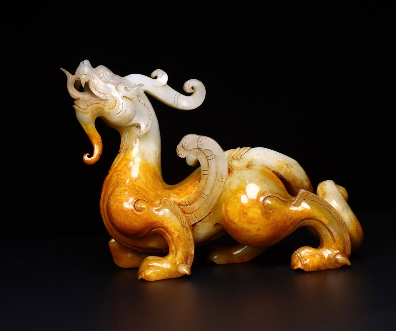 An Exquisite White Jade Beast Ornament: An Exquisite White Jade Beast Ornament,Qing Dynasty, China,Size:8.3inx3inx6.3in,Weight:1700g 白玉兽摆件,中国清代