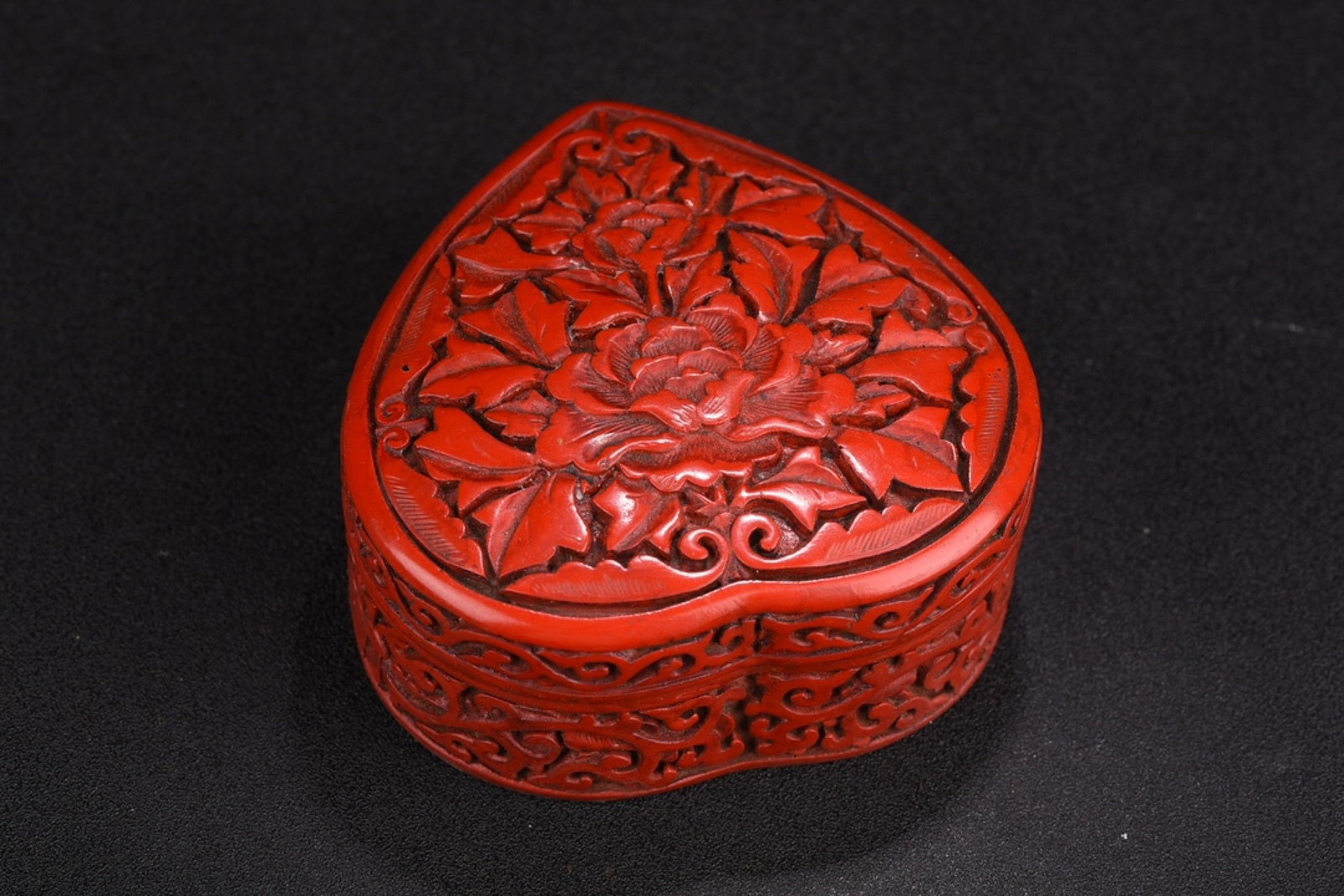 An Exquisite Carved Red Lacquer Flower Pattern Box - 2