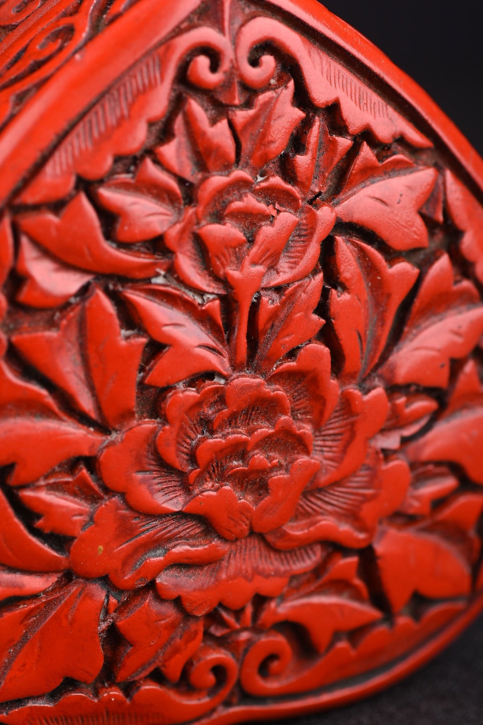 An Exquisite Carved Red Lacquer Flower Pattern Box - 4