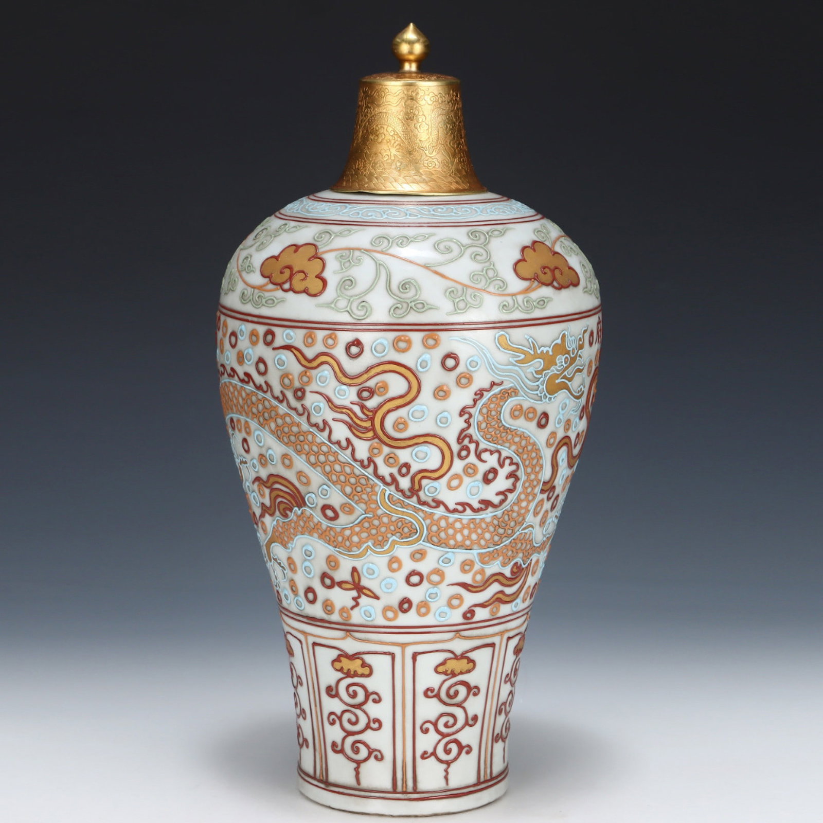 A Huge Lifen Painted Gold Auspicious Cloud and Dragon Pattern Bottle: A Huge Lifen Painted Gold Auspicious Cloud and Dragon Pattern Bottle,Yuan Dynasty,China,Size:15.6inx7.8in 沥粉描金祥云龙纹盖瓶,中Þ