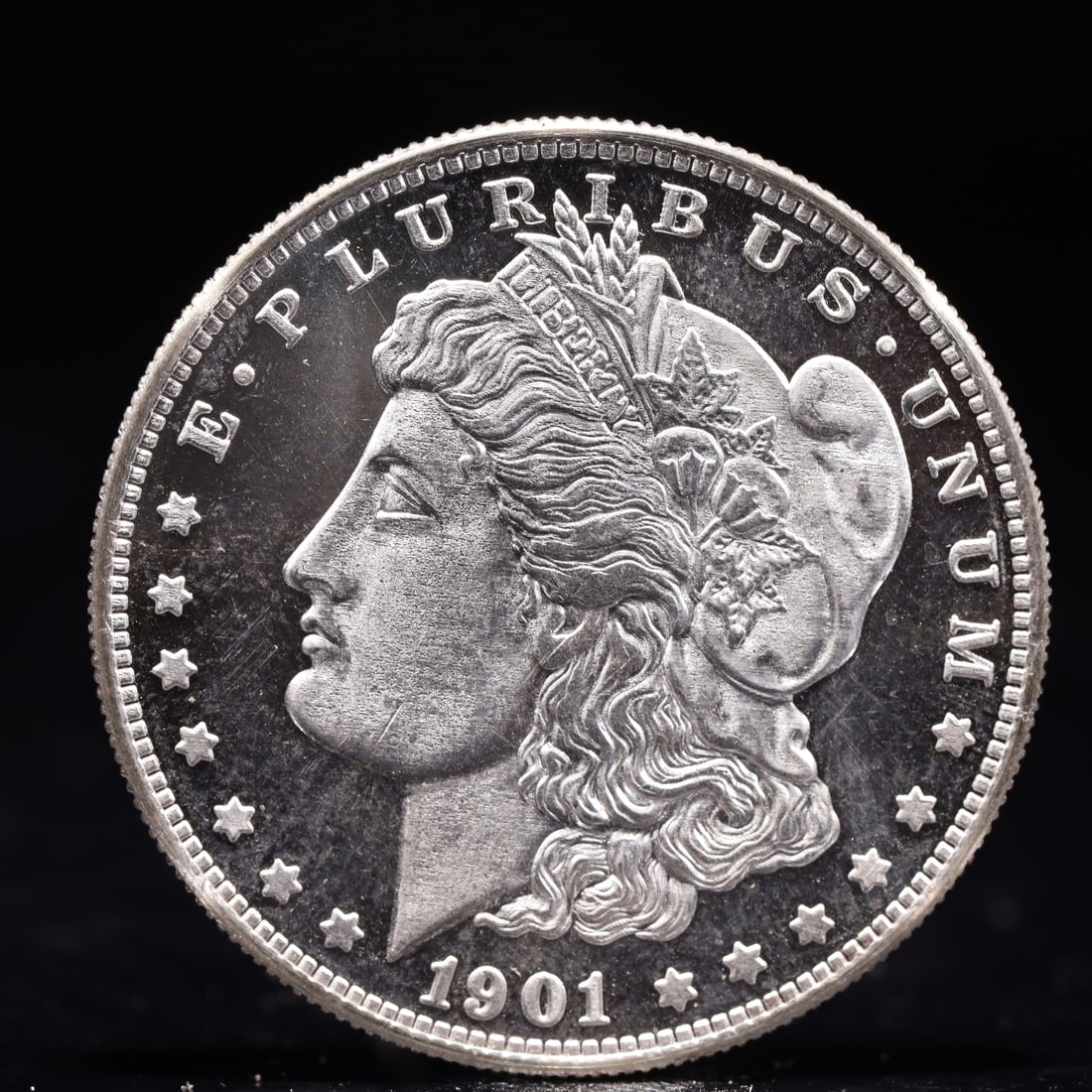 USA Morgan Dollar 1901 Coin: Obv: profile bust with date below and E PLURIBUS UNUM legend and stars around. Rev: eagle with In God we trust above within wreath with UNITED STATES OF AMERICA ONE DOLLAR legend. IN GOD WE TRUST / LI