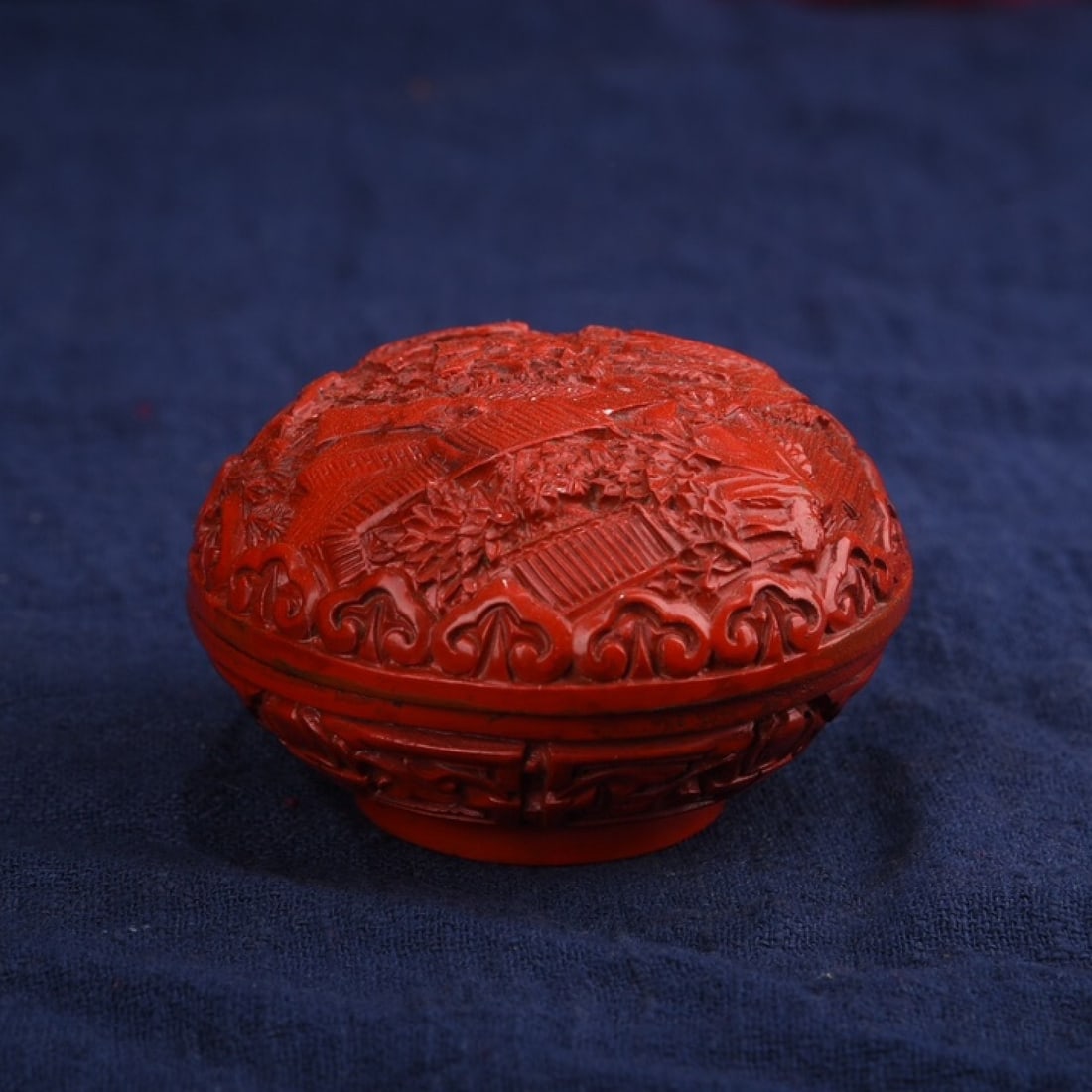 An Exquisite Carved Red Lacquer Landscape and Figure Pattern Box: An Exquisite Carved Red Lacquer Landscape and Figure Pattern Box,Qing Dynasty,China,With Mark,Size:1.8inx2.8in,Weight:80g 剔红漆山水人物纹盒,È