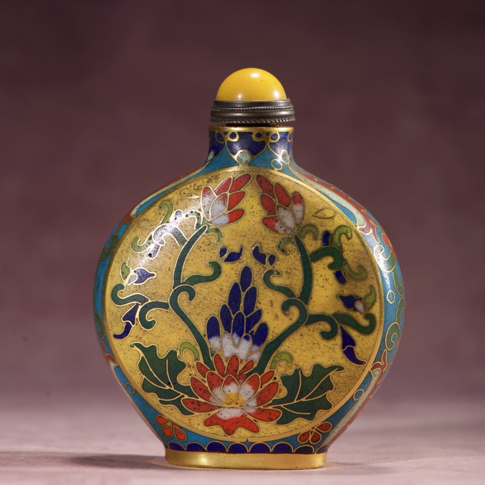 An Exquisite Cloisonne Flower Pattern Snuff Bottle: An Exquisite Cloisonne Flower Pattern Snuff Bottle,Qing Dynasty,China,Qianlong Four-character Mark,Size:3inx2.4inx1.1in,Weight:80g 景泰蓝花卉纹鼻烟ã