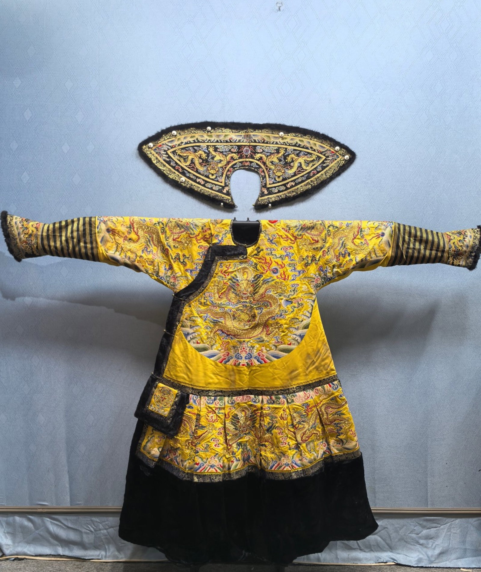 A Rare Brocade Embroidery Imperial Robe: A Rare Brocade Embroidery Imperial Robe,Qing Dynasty,China,Size:79.9inx55.1in 一个珍贵的织锦刺绣龙袍,中国清代