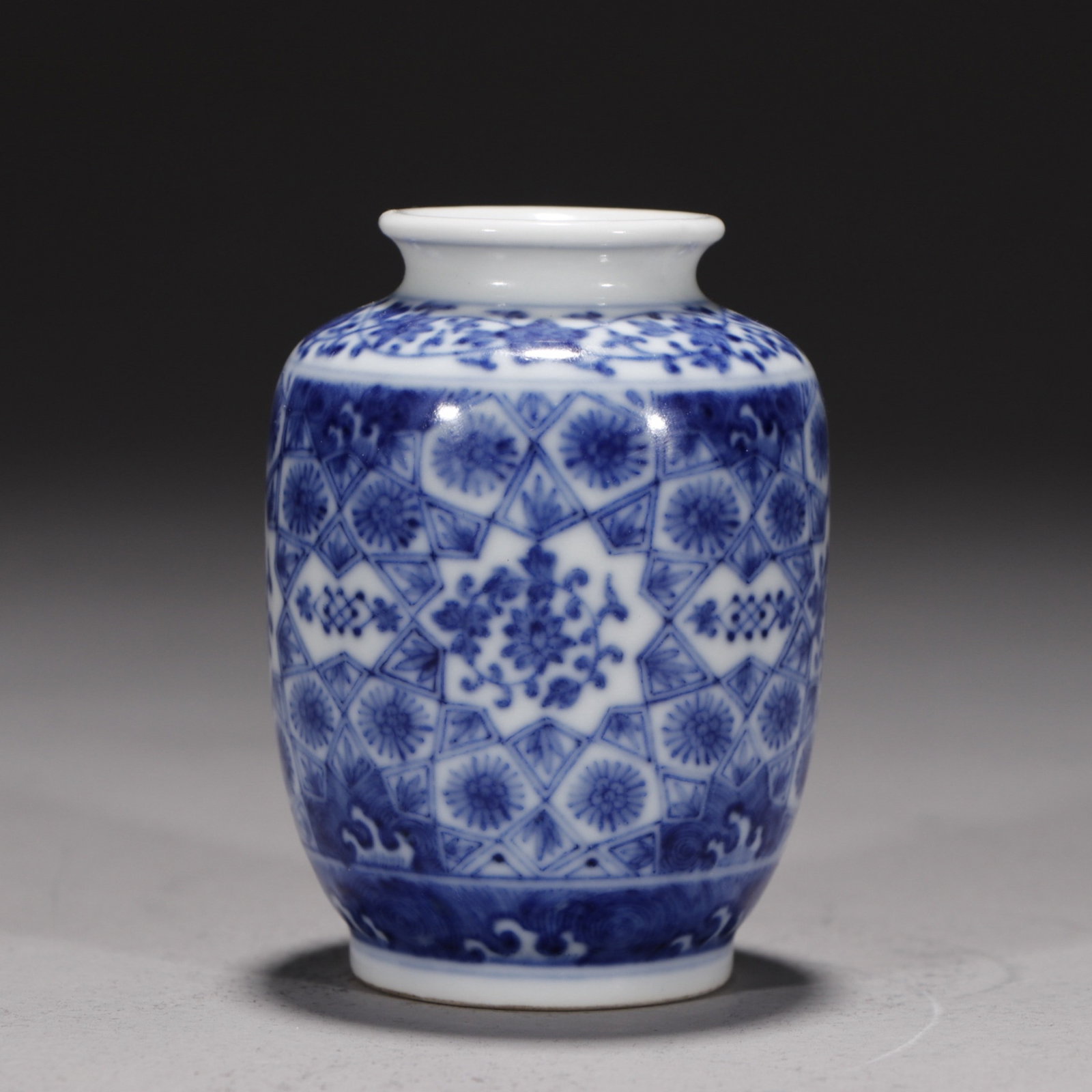 An Exquisite Blue and White Flower Pattern Jar: An Exquisite Blue and White Flower Pattern Jar,Qing Dynasty,China,Yongzheng Six-character Mark,Size:3.1in 青花花卉纹罐中国清代,雍Ē