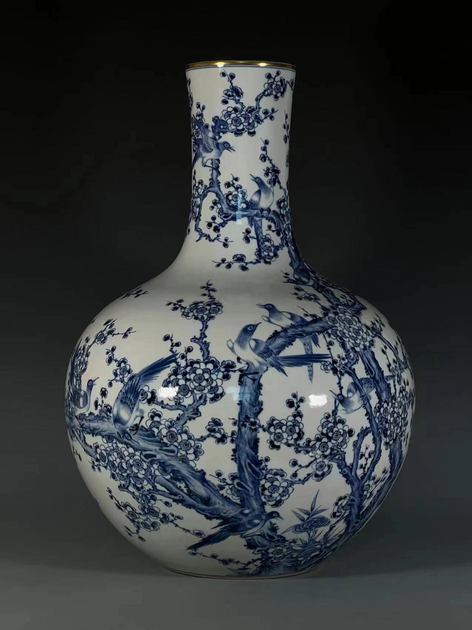 A Huge Blue and White Flower and Bird Pattern Vase: A Huge Blue and White Flower and Bird Pattern Vase,Qing Dynasty,China,Qianlong Six-character Mark,Size:22.2inx7.9in 青花花鸟纹瓶,中国清代,&#