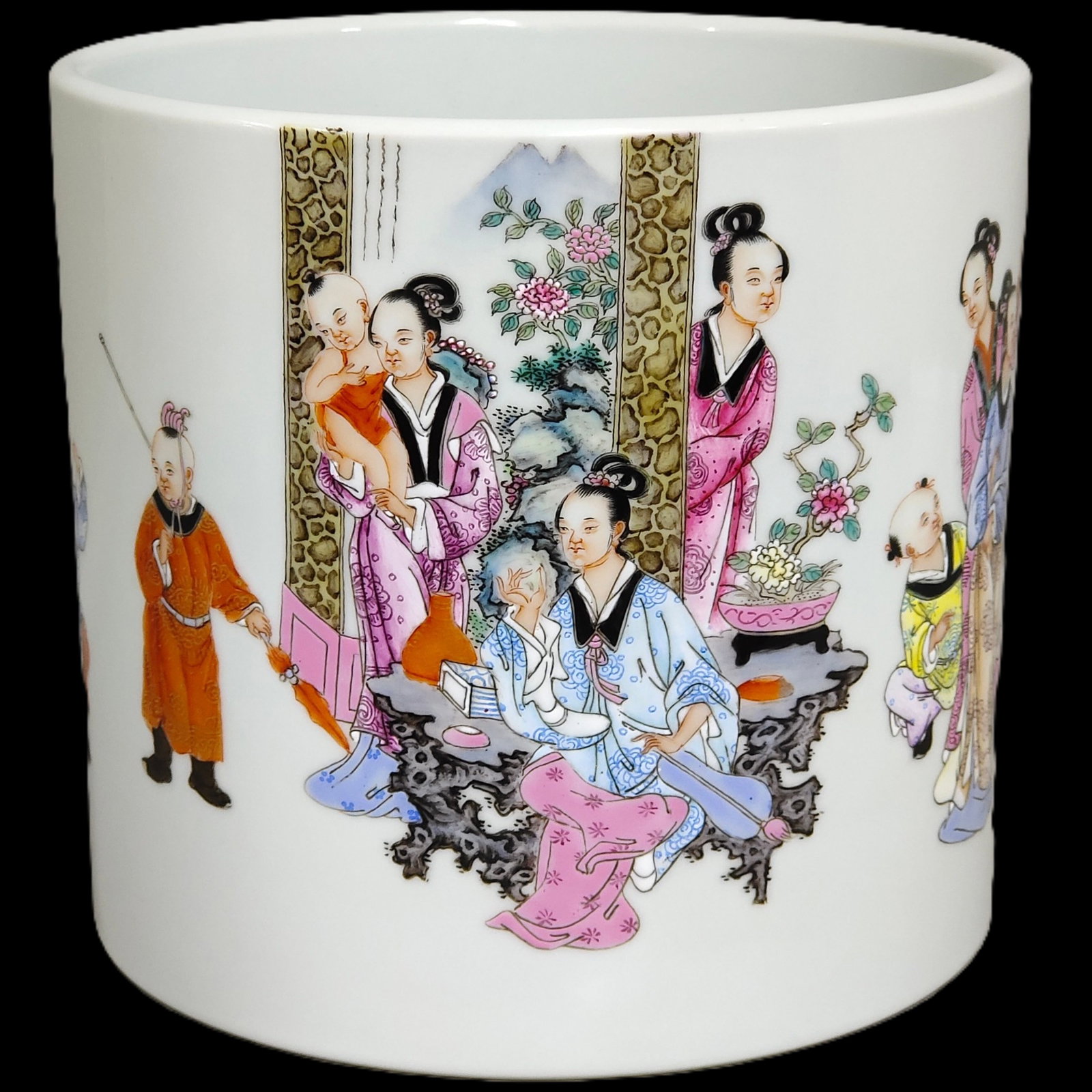An Exquisite Famille-Rose Character and Story Pattern Brush Pot,with poem: An Exquisite Famille-Rose Character and Story Pattern Brush Pot,with poem,Qing Dynasty,China,Yongzheng Six-character Mark,Size:6.8inx7.4in 粉彩人物故事纹Ļ