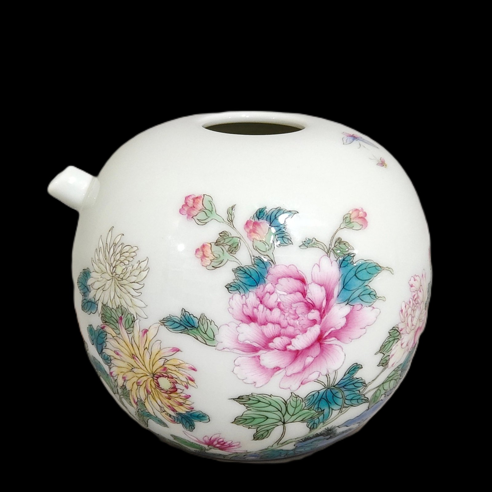 An Exquisite Famille-Rose Flower and Butterfly Pattern Water Pot: An Exquisite Famille-Rose Flower and Butterfly Pattern Water Pot,Qing Dynasty,China,Yongzheng Six-character Mark,Size:3.1inx3.3in 粉彩花卉蝴蝶纹水ଘ