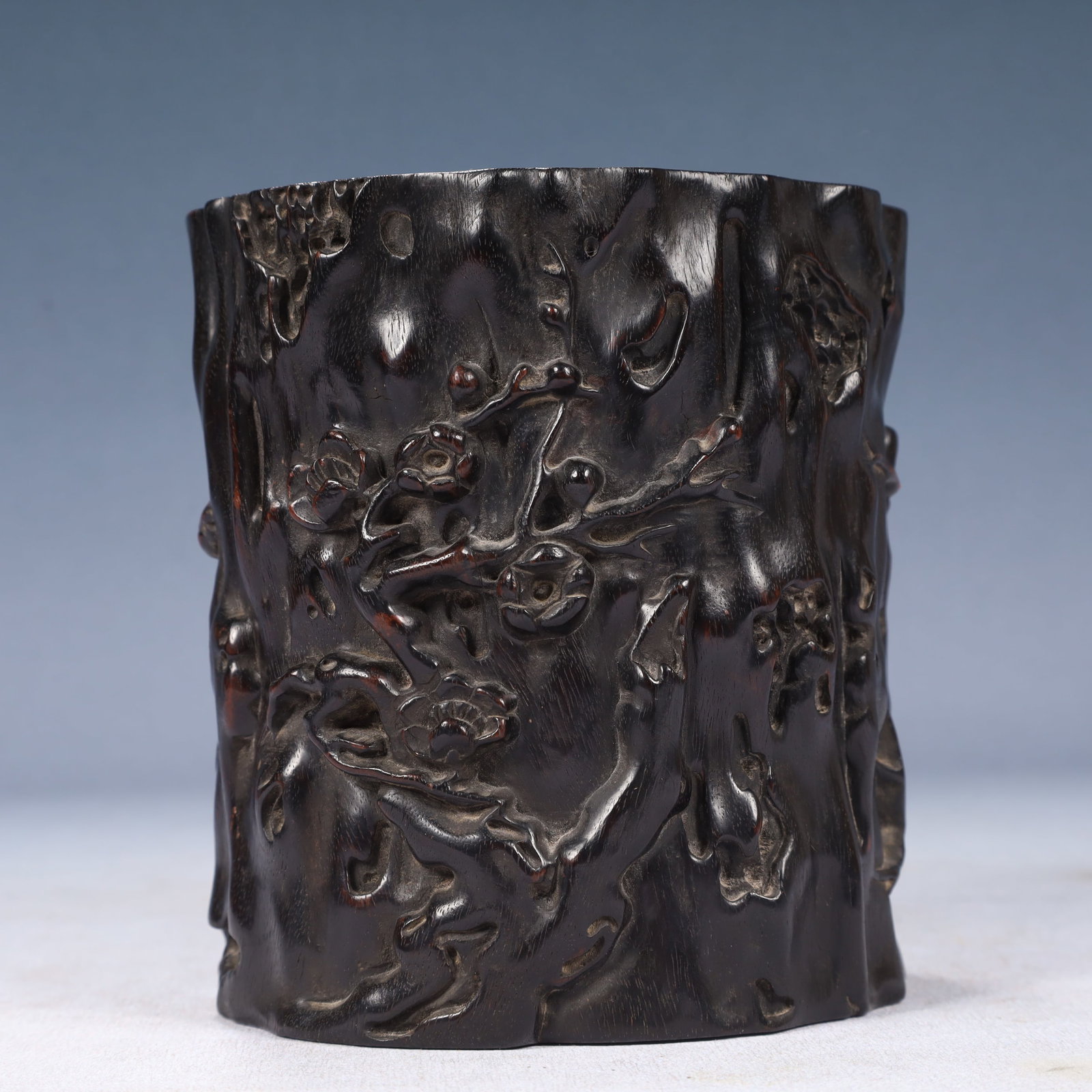 An Exquisite Zitanwood Flower and Bird Pattern Brush Pot: An Exquisite Zitanwood Flower and Bird Pattern Brush Pot,Qing Dynasty, China,Size:4.7inx5.3in,Weight:550g 紫檀木花鸟纹笔筒,中国清É
