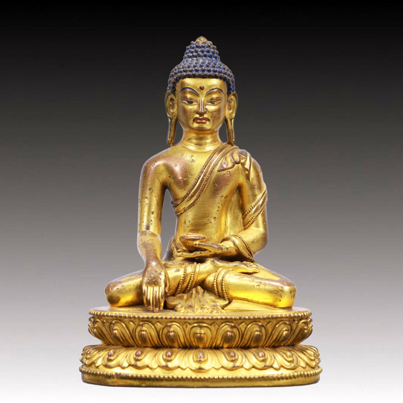 A Solemn Gilt Bronze Statue of Sakyamuni: A Solemn Gilt Bronze Statue of Sakyamuni,Ming Dynasty, China,Size:4.1inx3inx5.5in Weight:1000g 铜鎏金释迦摩尼像,中国明代