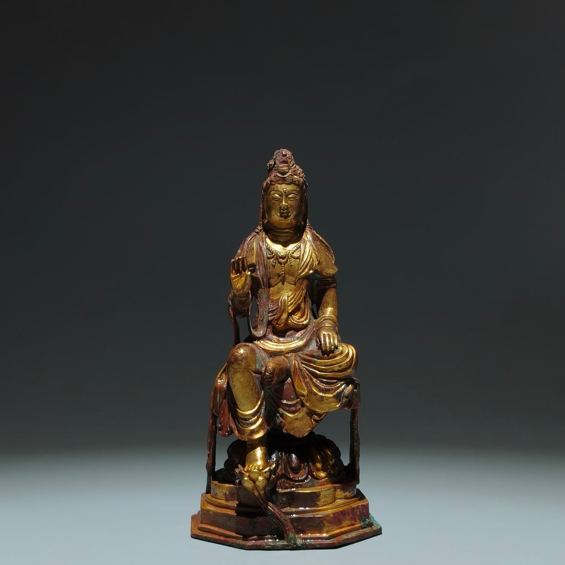 A Solemn Gilt Bronze Statue of Avalokitesvara: A Solemn Gilt Bronze Statue of Avalokitesvara,Tang Dynasty,China,Size:7.9inx3.7in 铜鎏金观音像,中国唐代