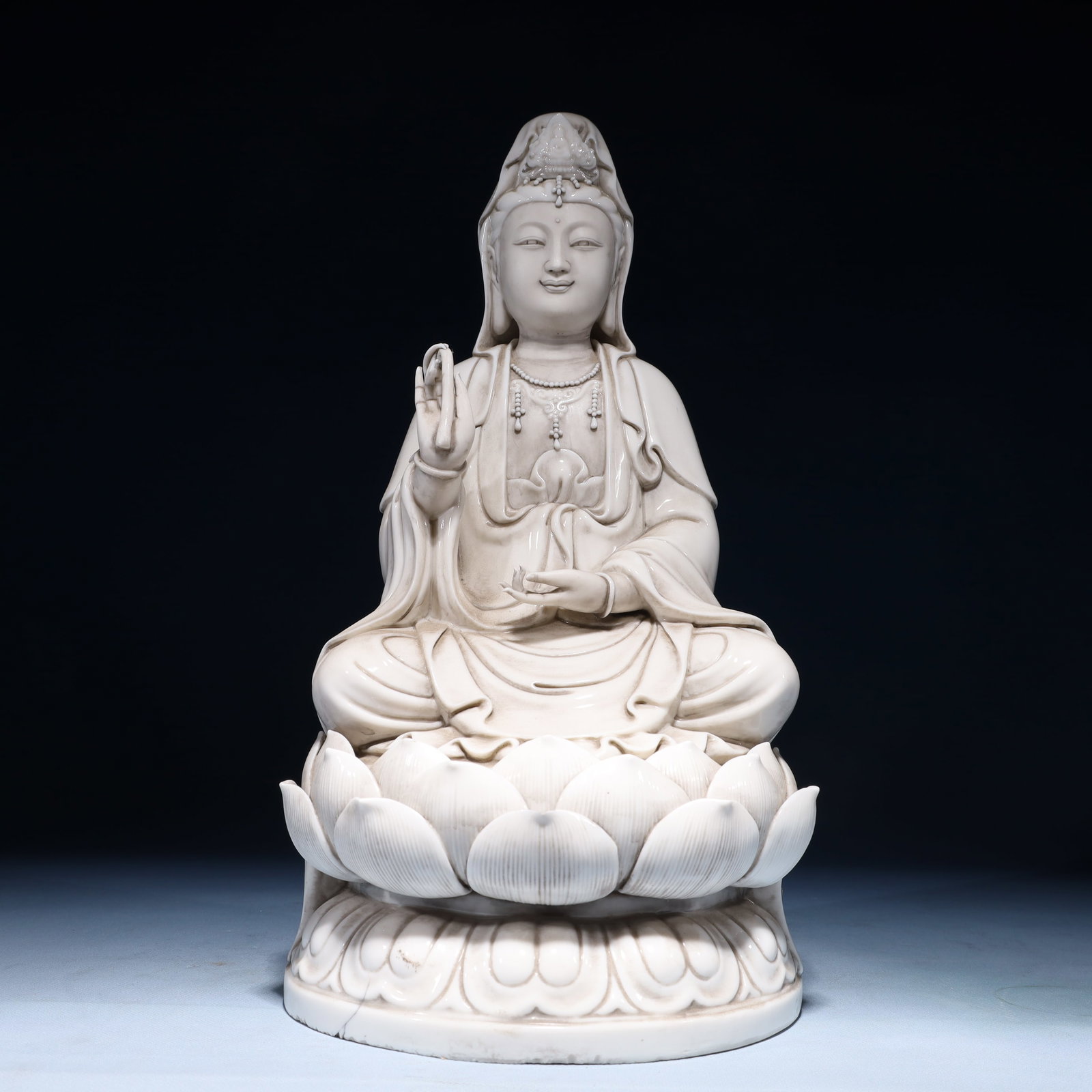 A Solemn Blance-De-Chine Statue of Avalokitesvara: A Solemn Blance-De-Chine Statue of Avalokitesvara Blance-De-Chine Statue of Avalokitesvara,Ming Dynasty,China,Size:7.9inx7.9inx14.6in,Weight:2600g 德化瓷观音像,