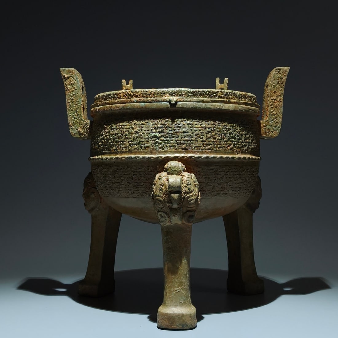 An Archaic Bronze Double-Ears and Tripod Censer: An Archaic Bronze Double-Ears and Tripod Censer,the Warring States period in China,Size:13inx12.8inx9.4in 青铜双耳三足香炉,中国战Þ