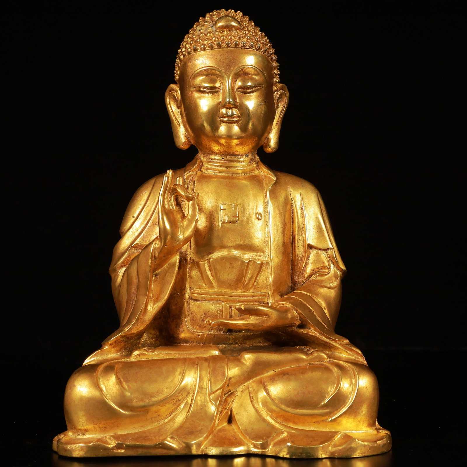 An Exquisite Gilt Bronze Statue of Sakyamuni: An Exquisite Gilt Bronze Statue of Sakyamuni,Qing Dynasty, China,Size:7.9inx4.7inx11.4in,Weight:5500g 铜鎏金如来像,中国清代