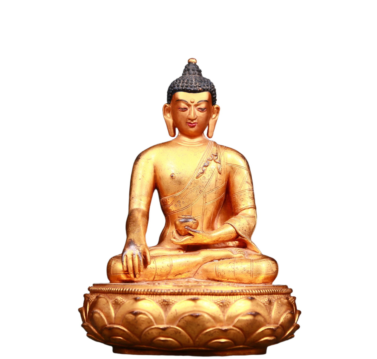 An exquisite gilt bronze statue of Sakyamuni: An exquisite gilt bronze statue of Sakyamuni, Qing Dynasty, China. The Buddha's face has a calm, kind and serene expression, and his hands and fingers show beautiful lines and proportions to