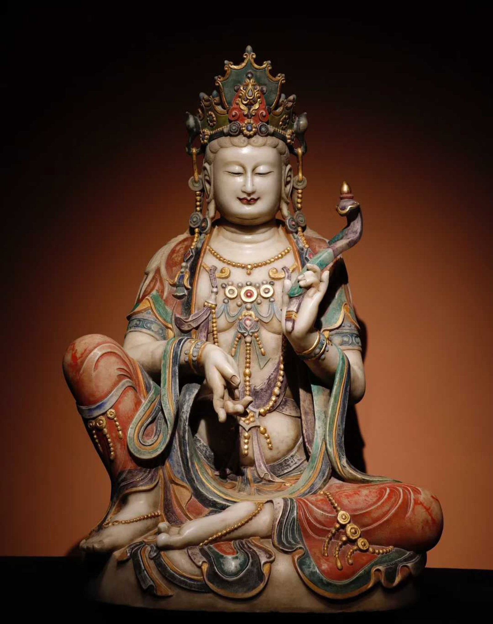 A Solemn Marble Painted Color Statue of Avalokitesvara: A Solemn Marble Painted Color Statue of Avalokitesvara,Tang Dynasty,China,Size:41.7inx26inx20.9in 汉白玉彩绘观音像,中国唐代