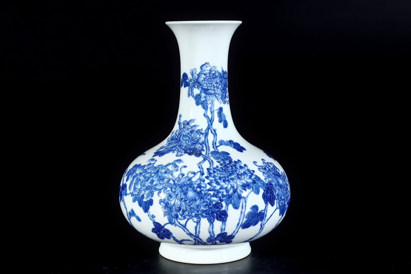 An Exquisite Blue and White Flower and Butterfly Pattern Vase: An Exquisite Blue and White Flower and Butterfly Pattern Vase,the Republic of China,With Mark,Size:10.2inx7.5in