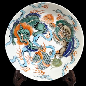 An Exquisite Famille-Rose Lion Pattern Plate