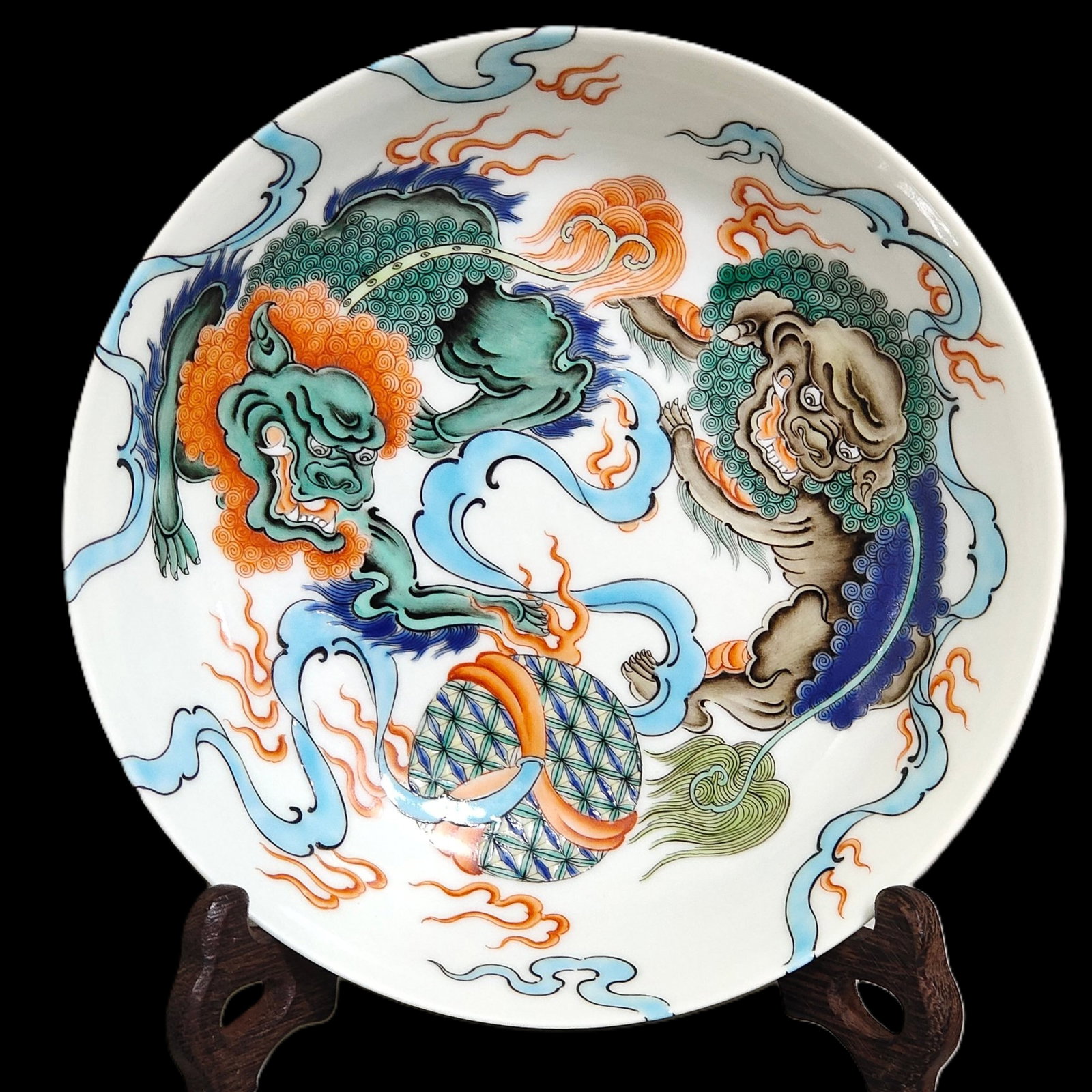 An Exquisite Famille-Rose Lion Pattern Plate: An Exquisite Famille-Rose Lion Pattern Plate,Qing Dynasty,China,Yongzheng Four-character Mark,Size:1.7inx6.9in